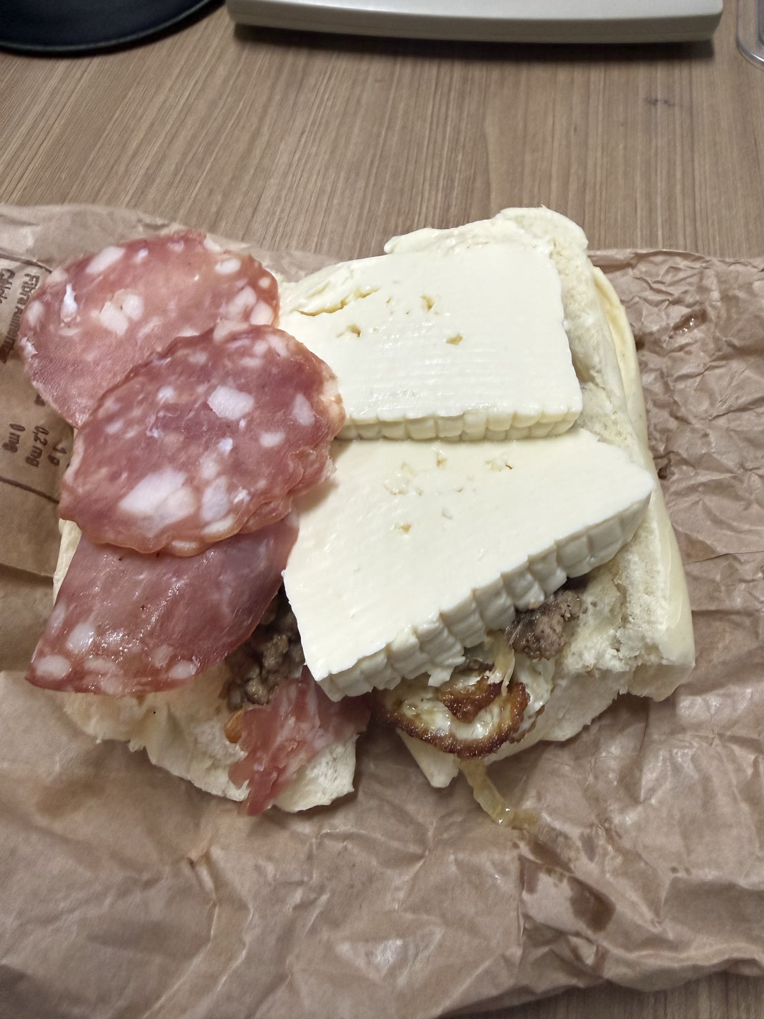 Sandes de salame e queijo