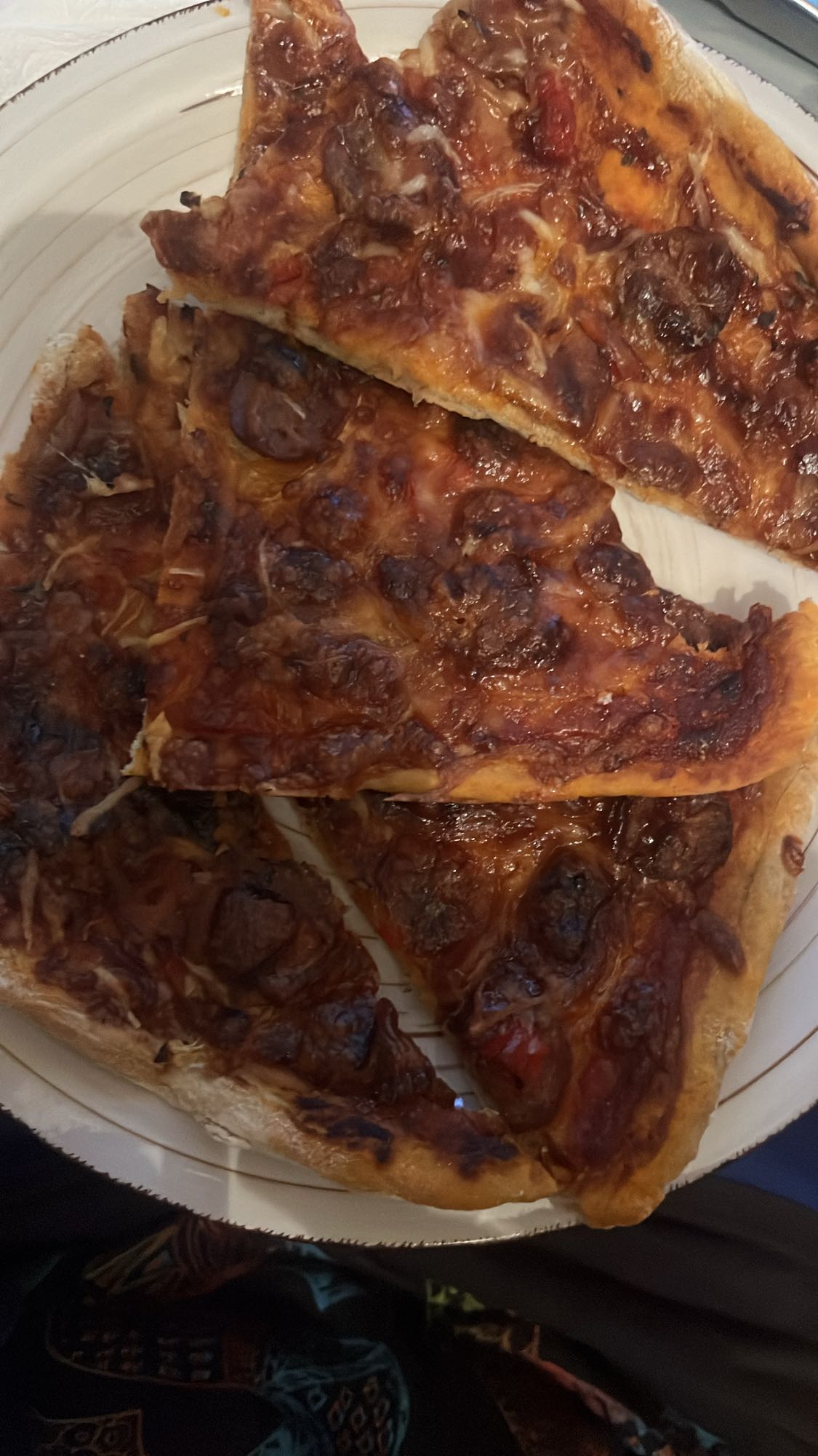 pizza de longaniza con salsa barbacoa