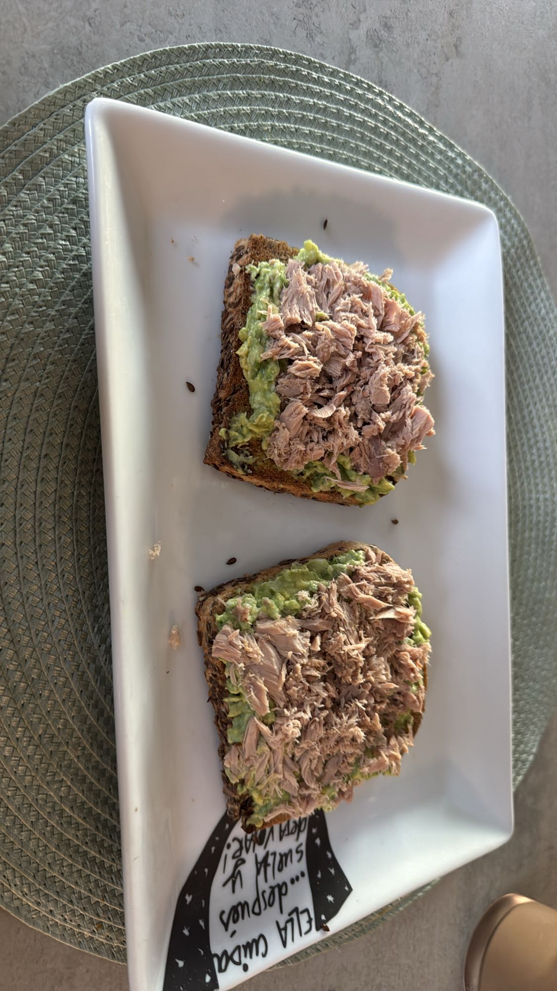 tostas de atún y aguacate