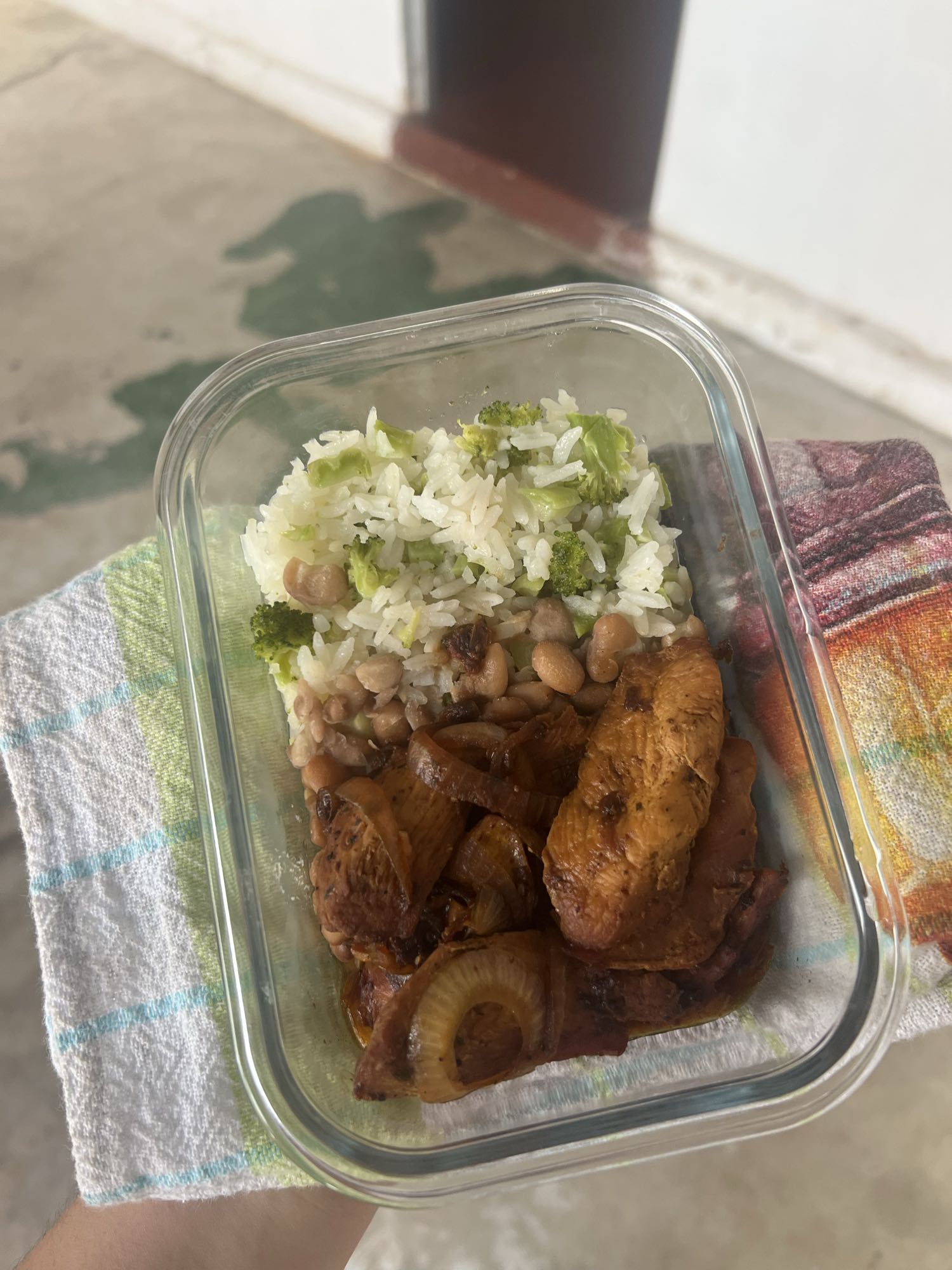 Frango com arroz e feijão