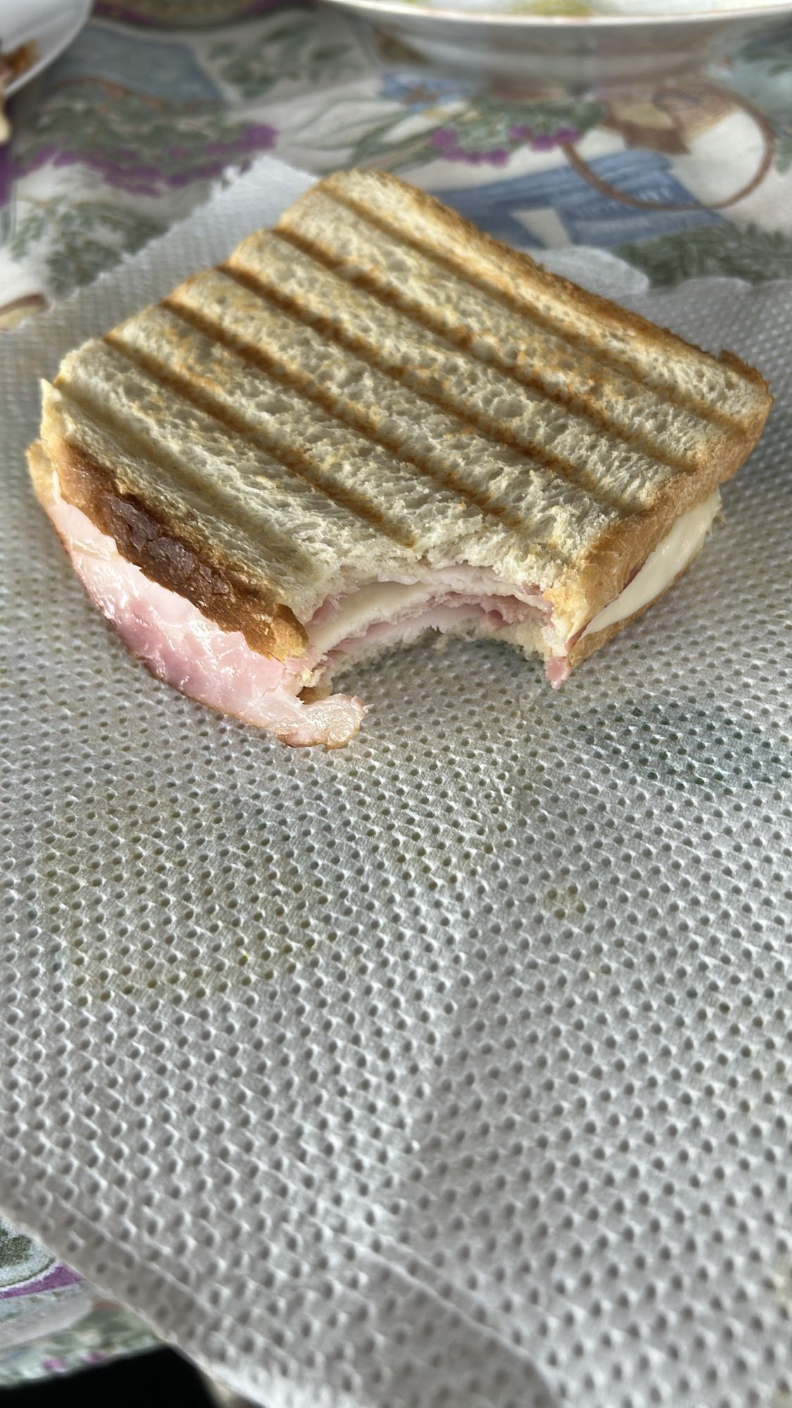 Sandviș cald cu șuncă