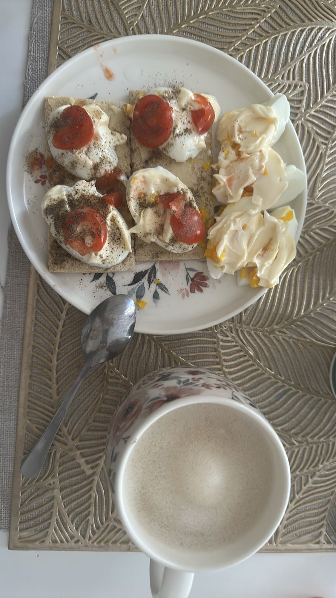 Wasa z jajkiem i pomidorem