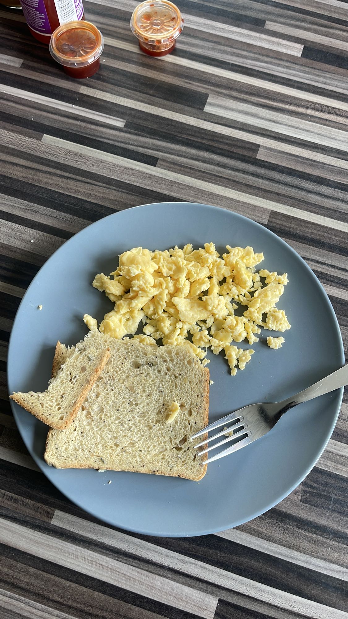 Oeufs brouillés et pain