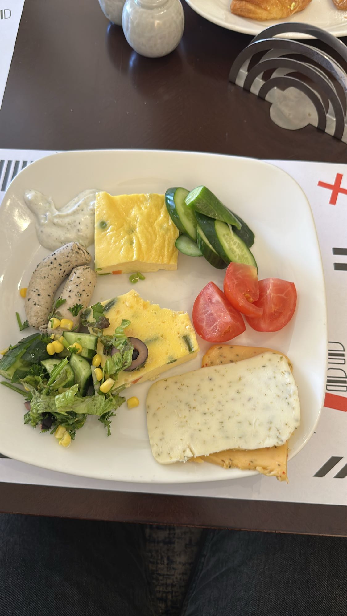 Омлет с сыром и салатом