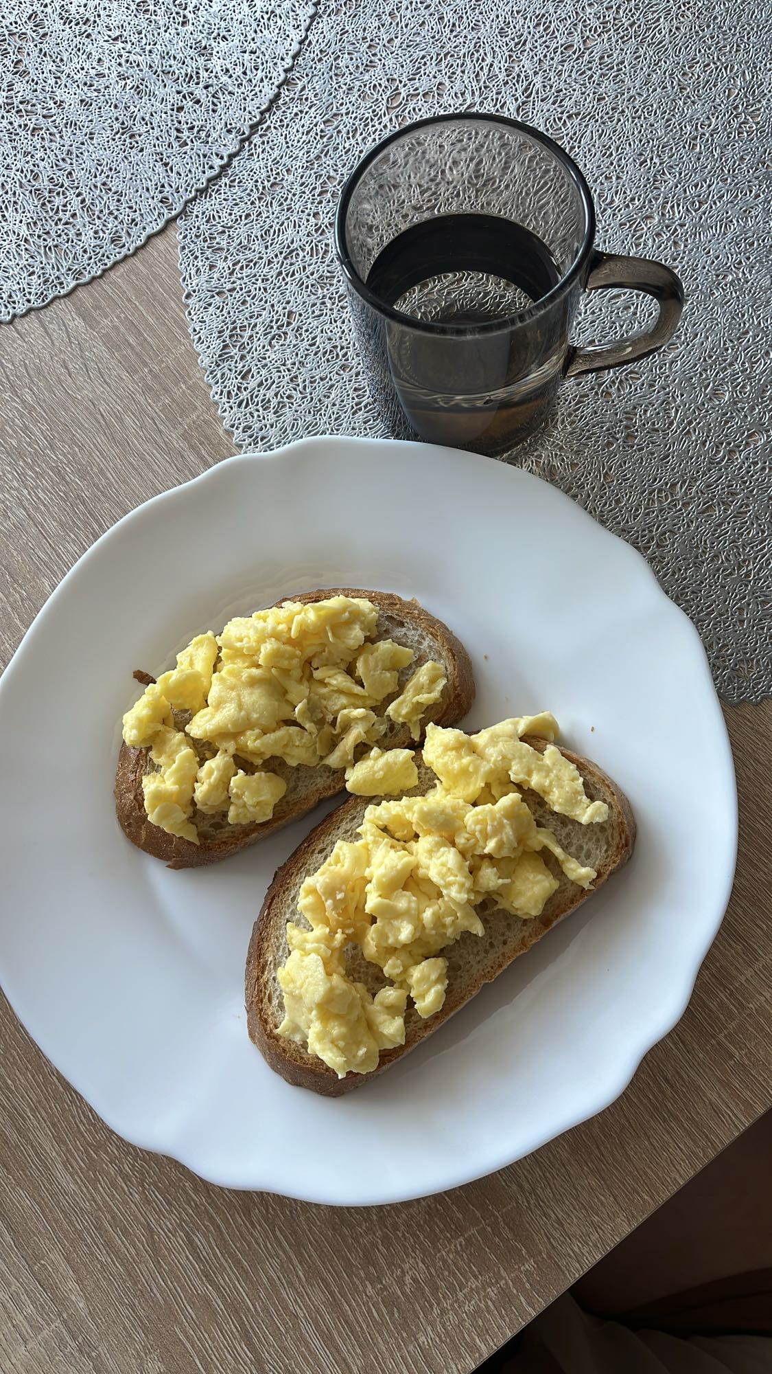 Jajecznica na pieczywie