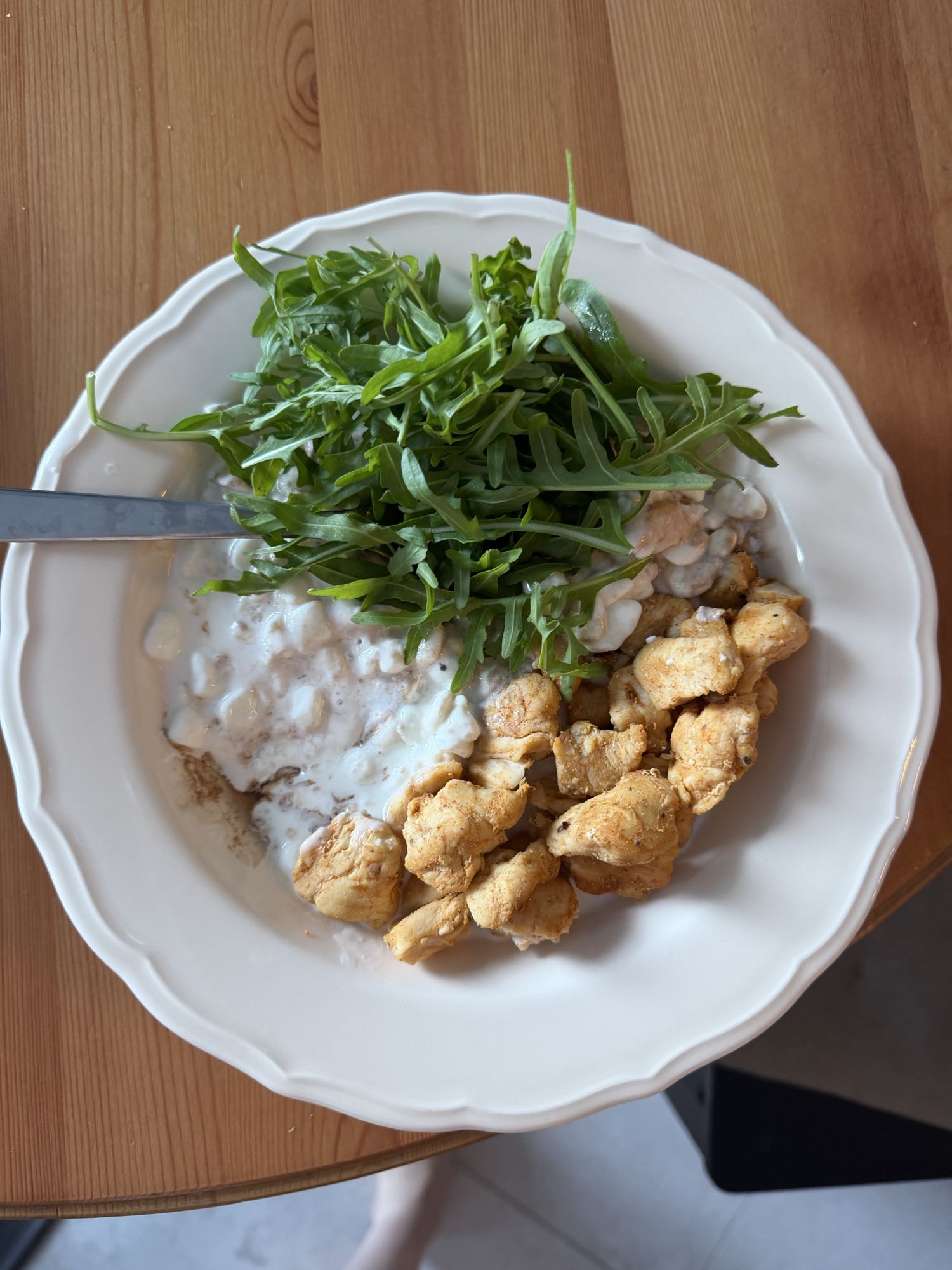 Курица с фасолью и руколой