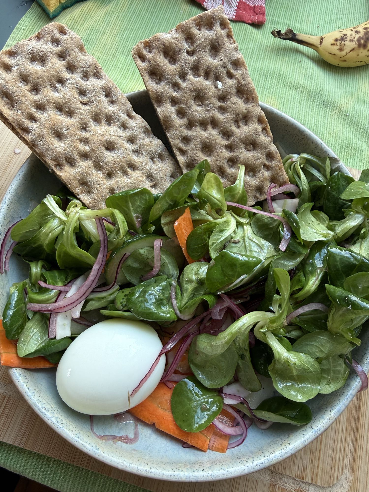 Salade œuf, sardines et pain
