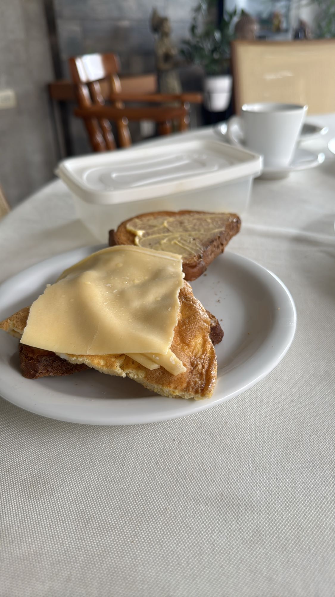 Torradas com queijo e ovo