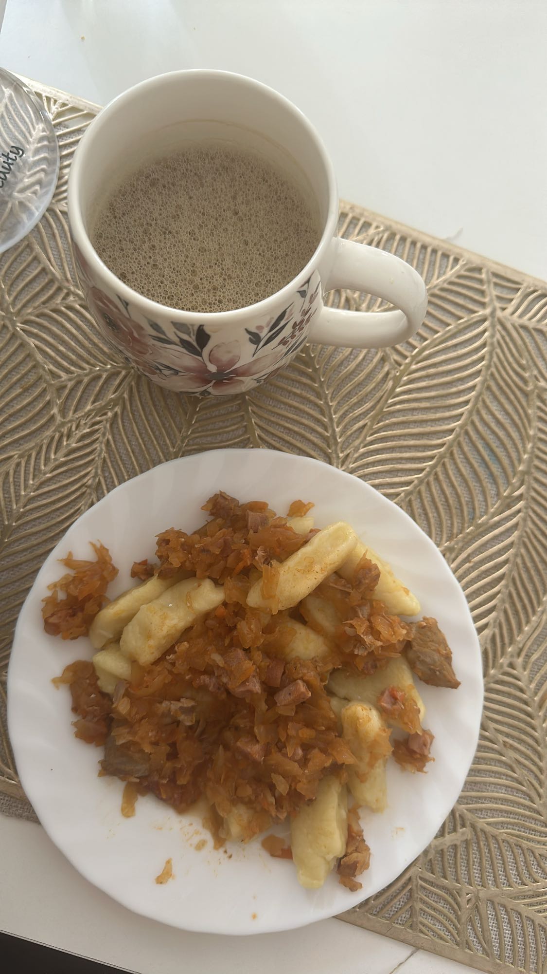 Kopytka z kapustą i kawa