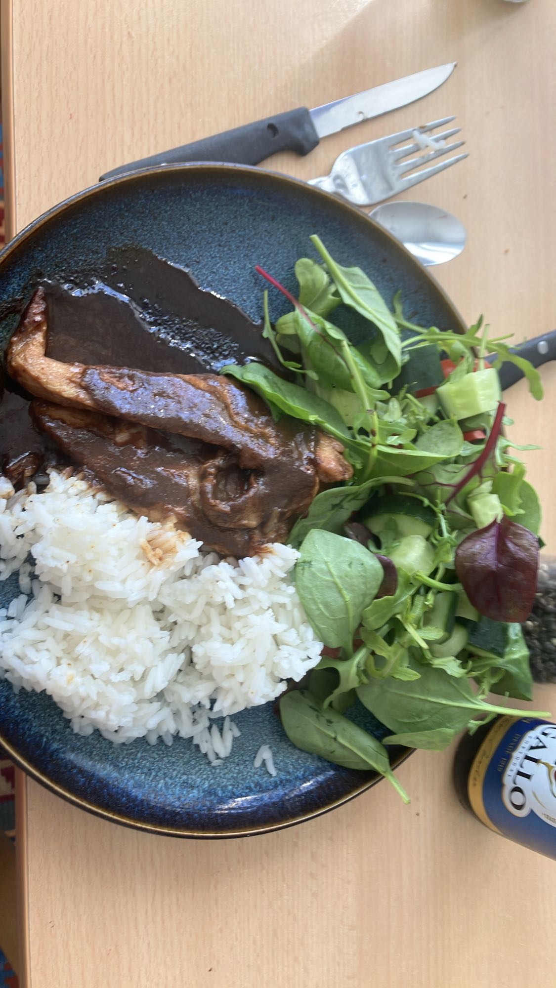 Carne com arroz e salada