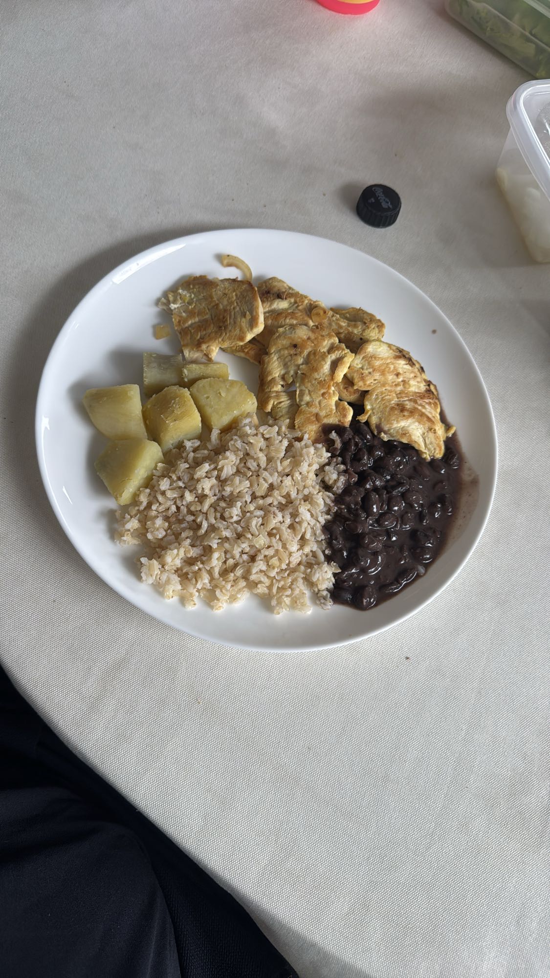 Frango com arroz e feijão