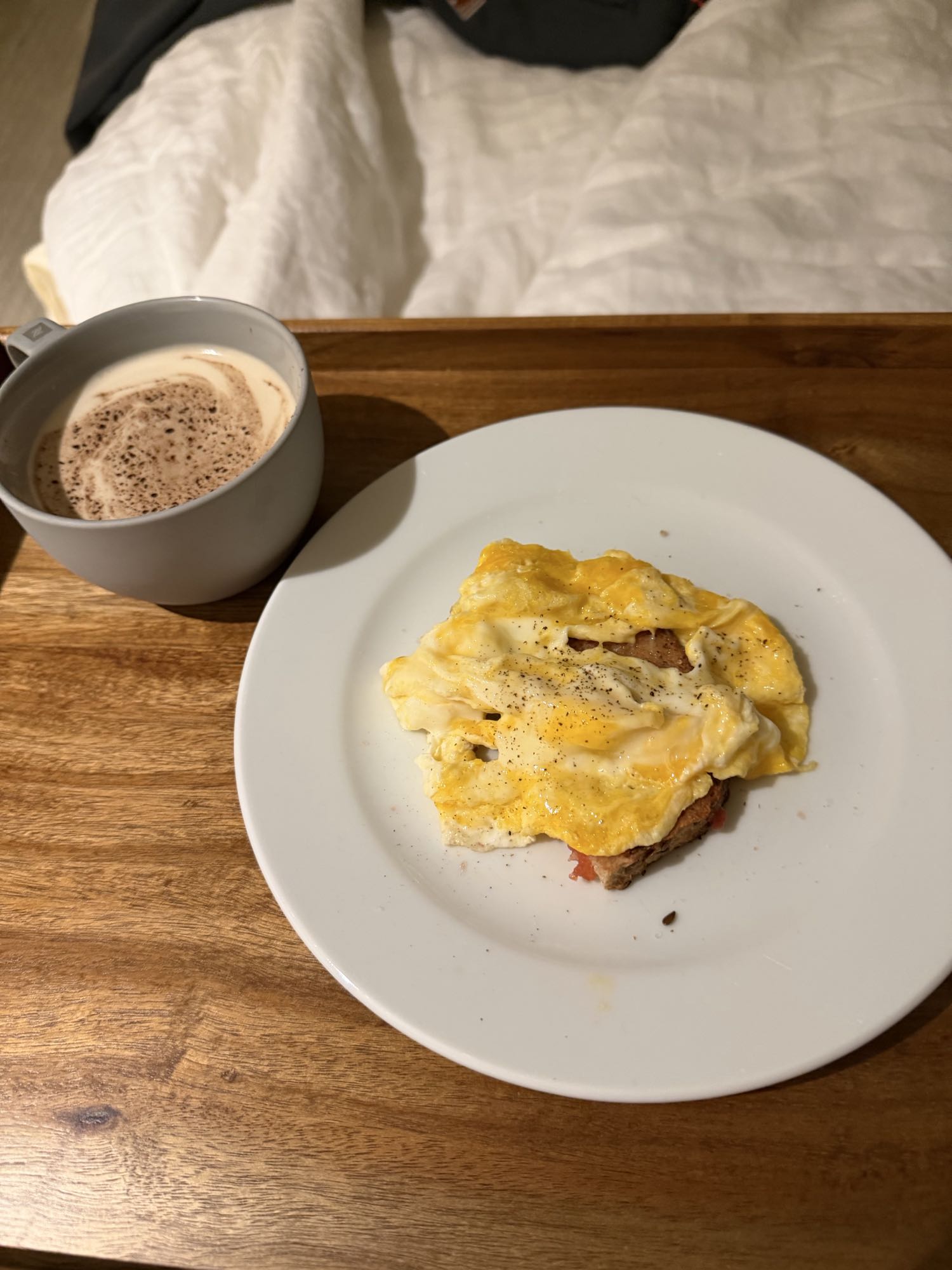tostada con huevos revueltos y cacao