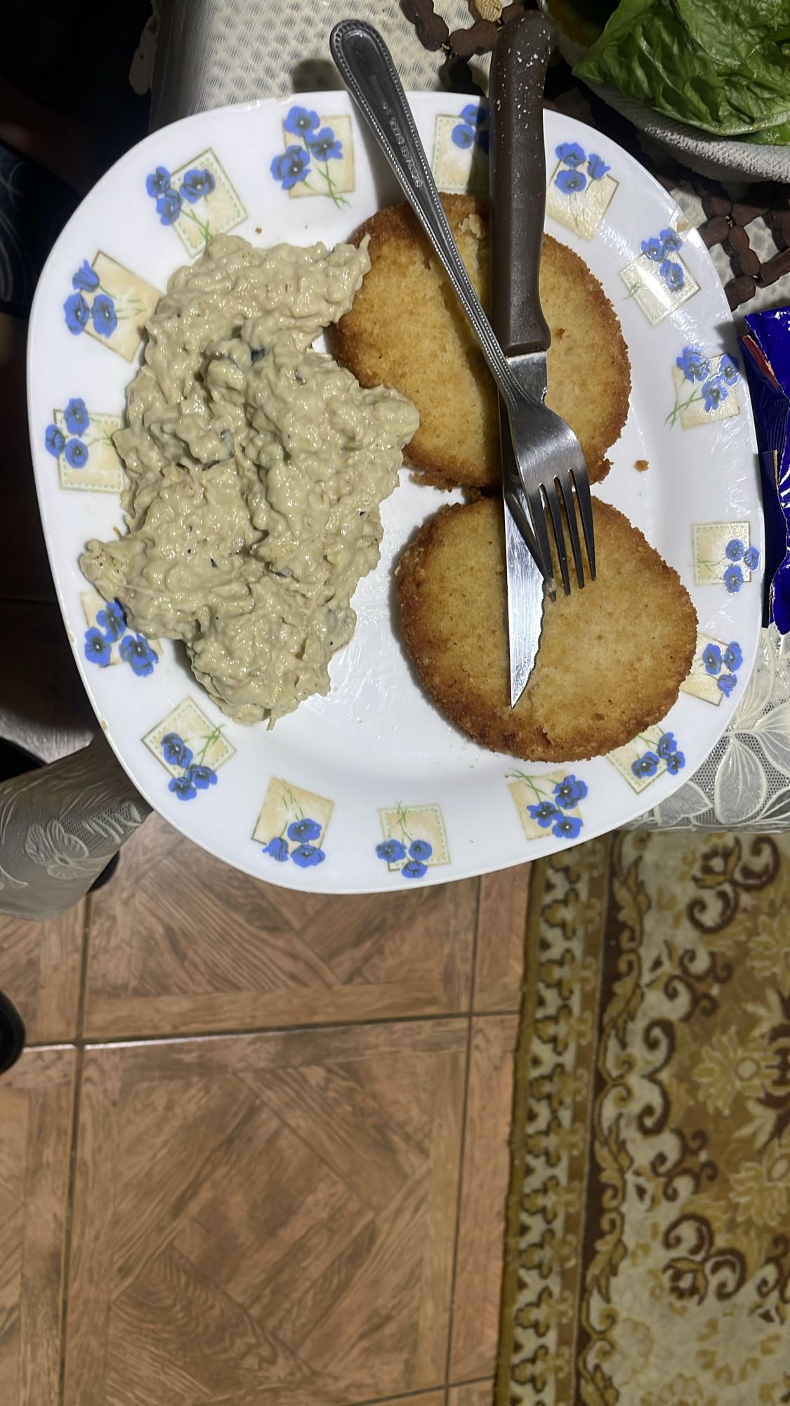 Cutlets with creamy salad