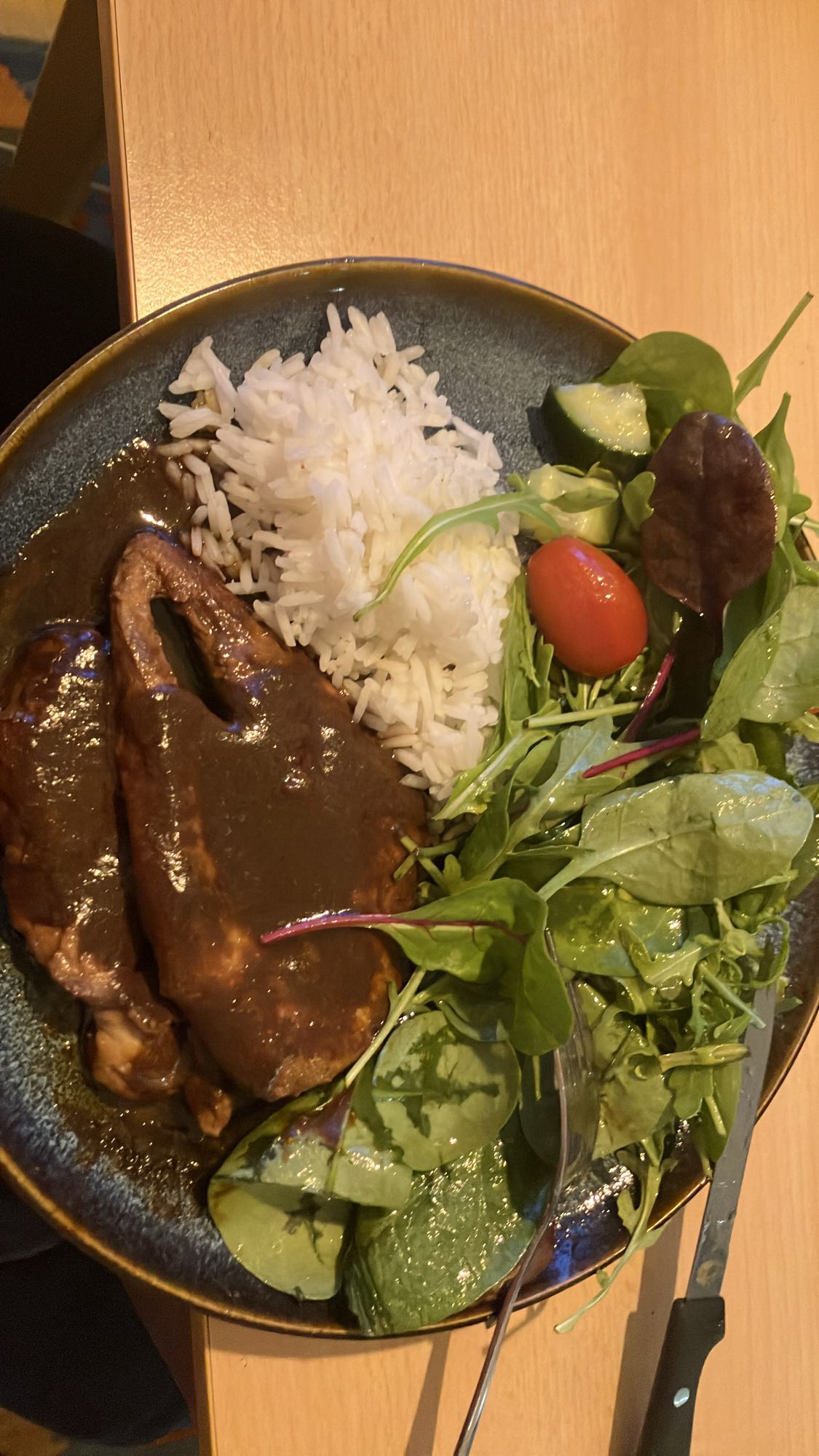 Bife de frango com molho de missô, arroz e salada
