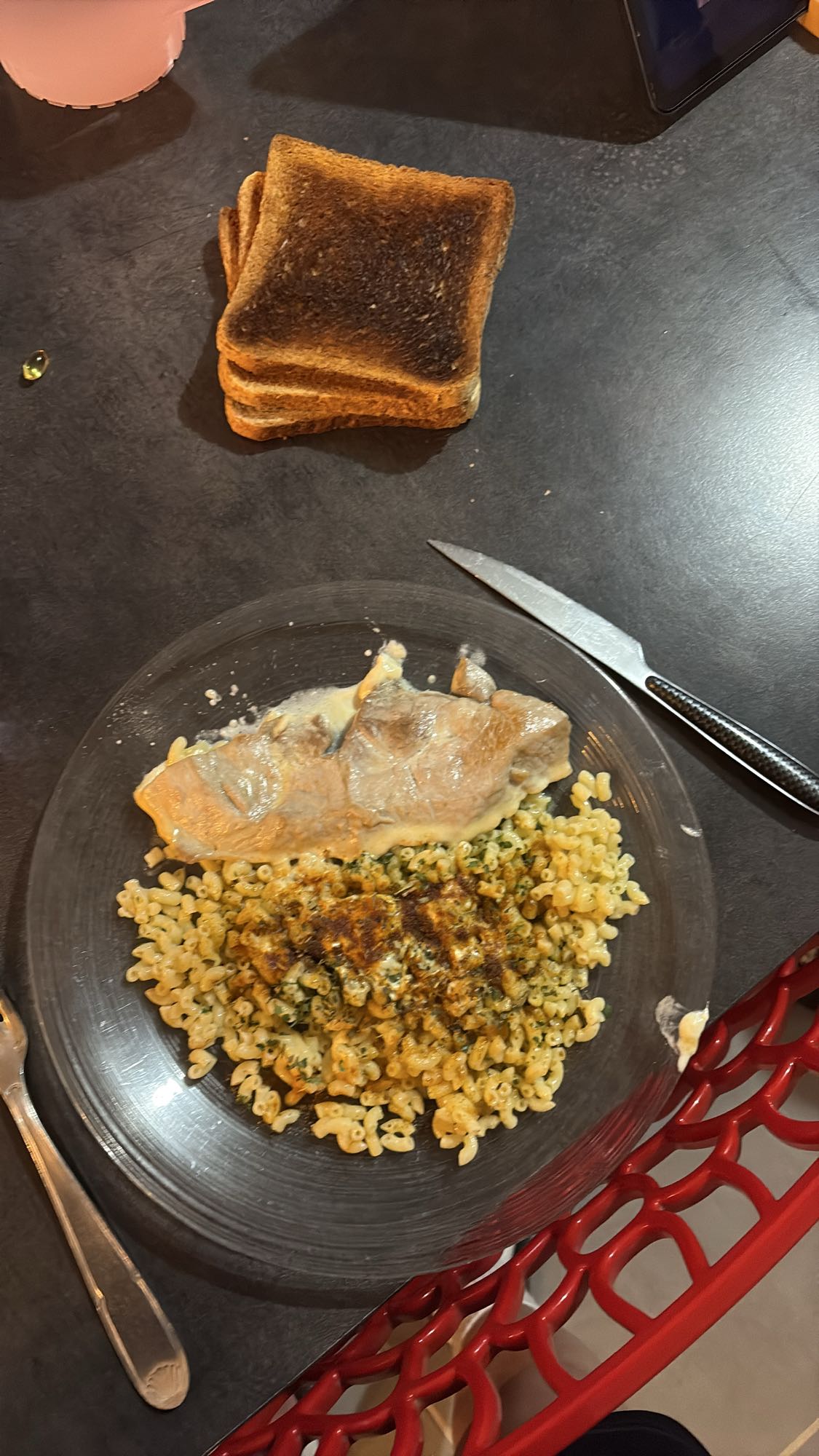 Pâtes blanches cuites, filet de porc et pain de mie complet bio