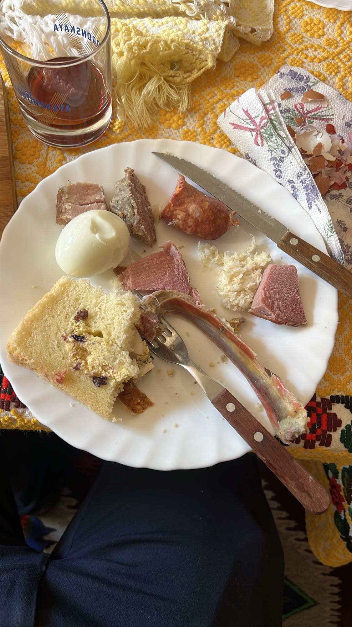 Platou mixt cu ou si cozonac