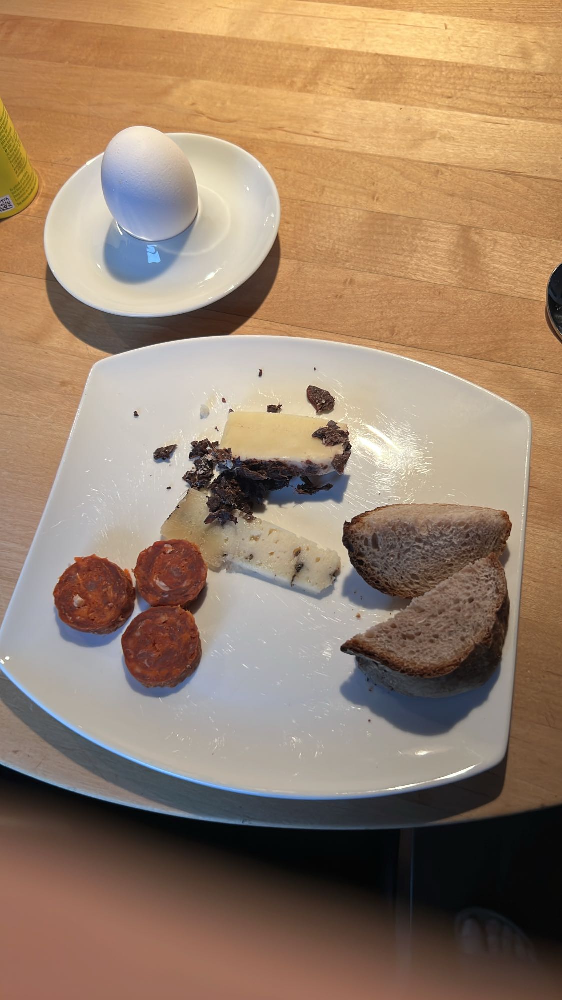 Ei mit Brot und Käse