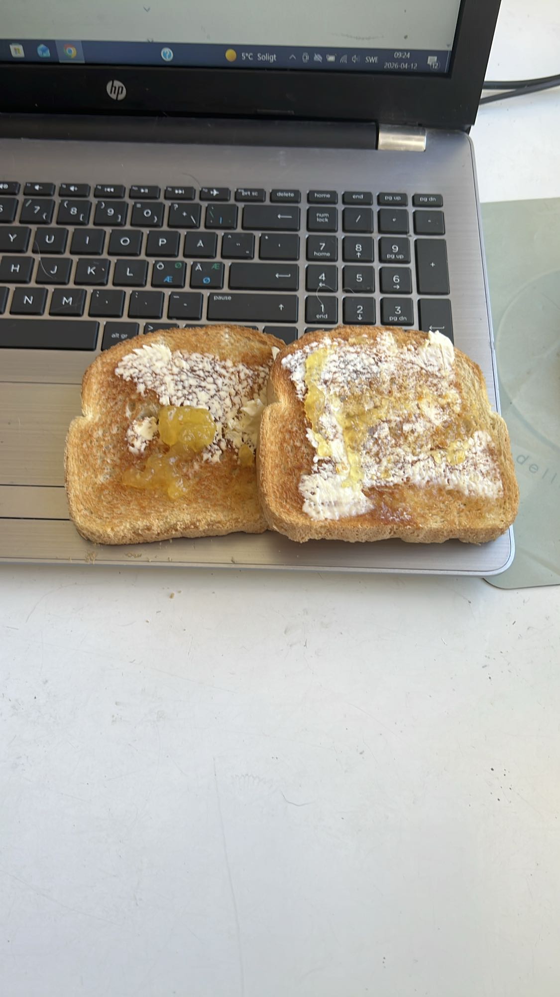 Rostat bröd med pålägg