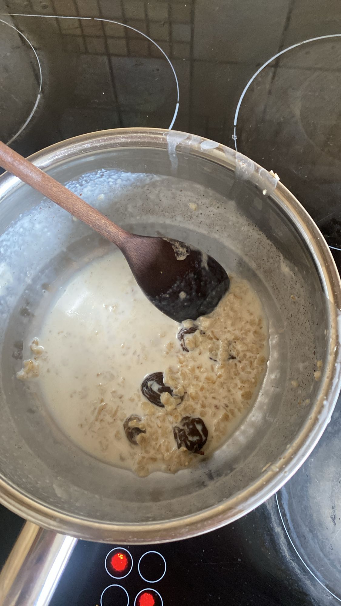 Owsianka z mlekiem i śliwką