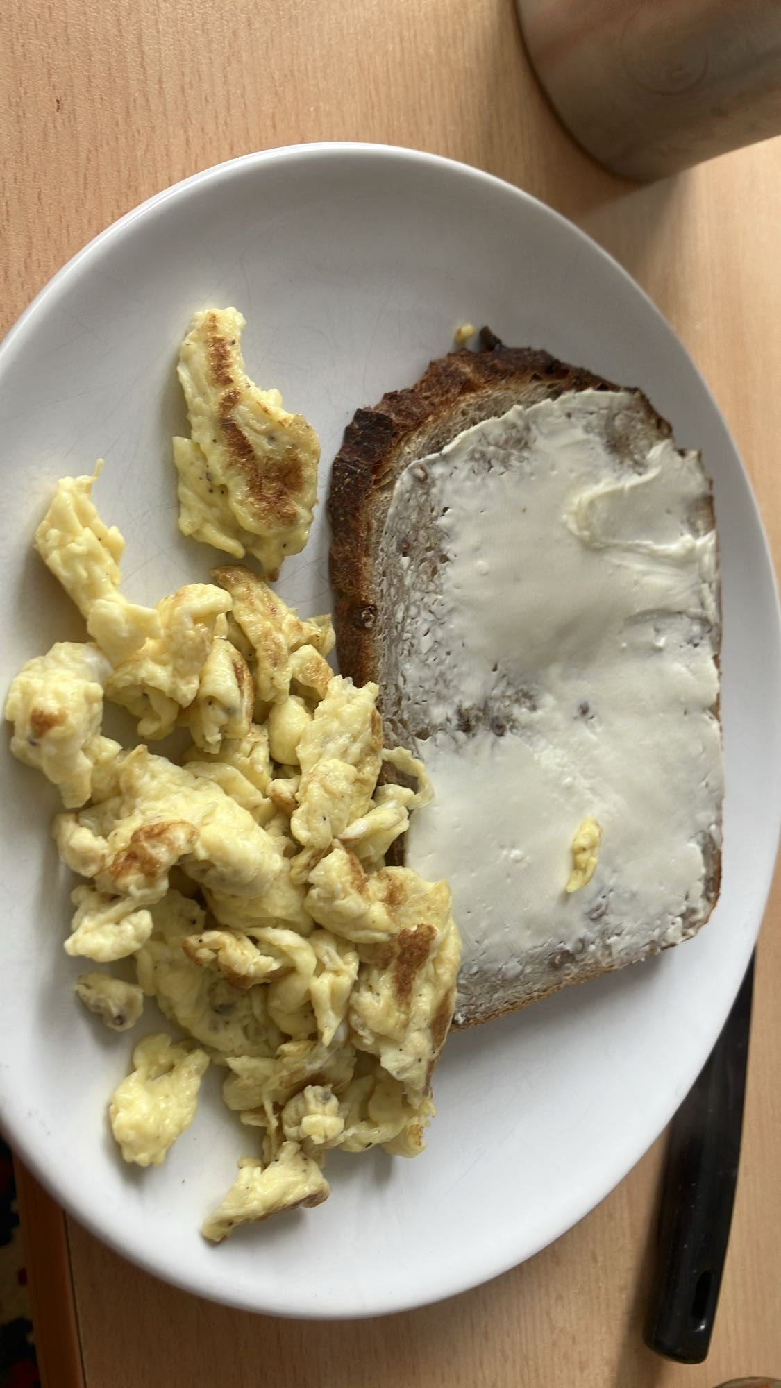 ovos mexidos com pão