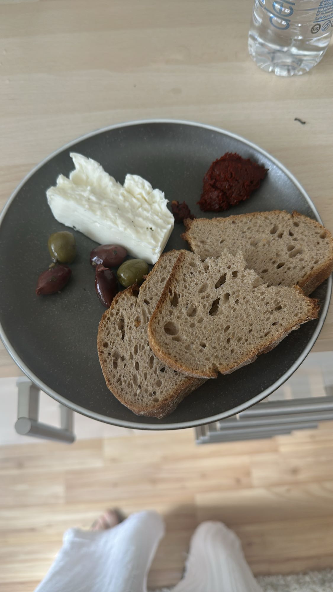 Peynirli ekmek tabağı