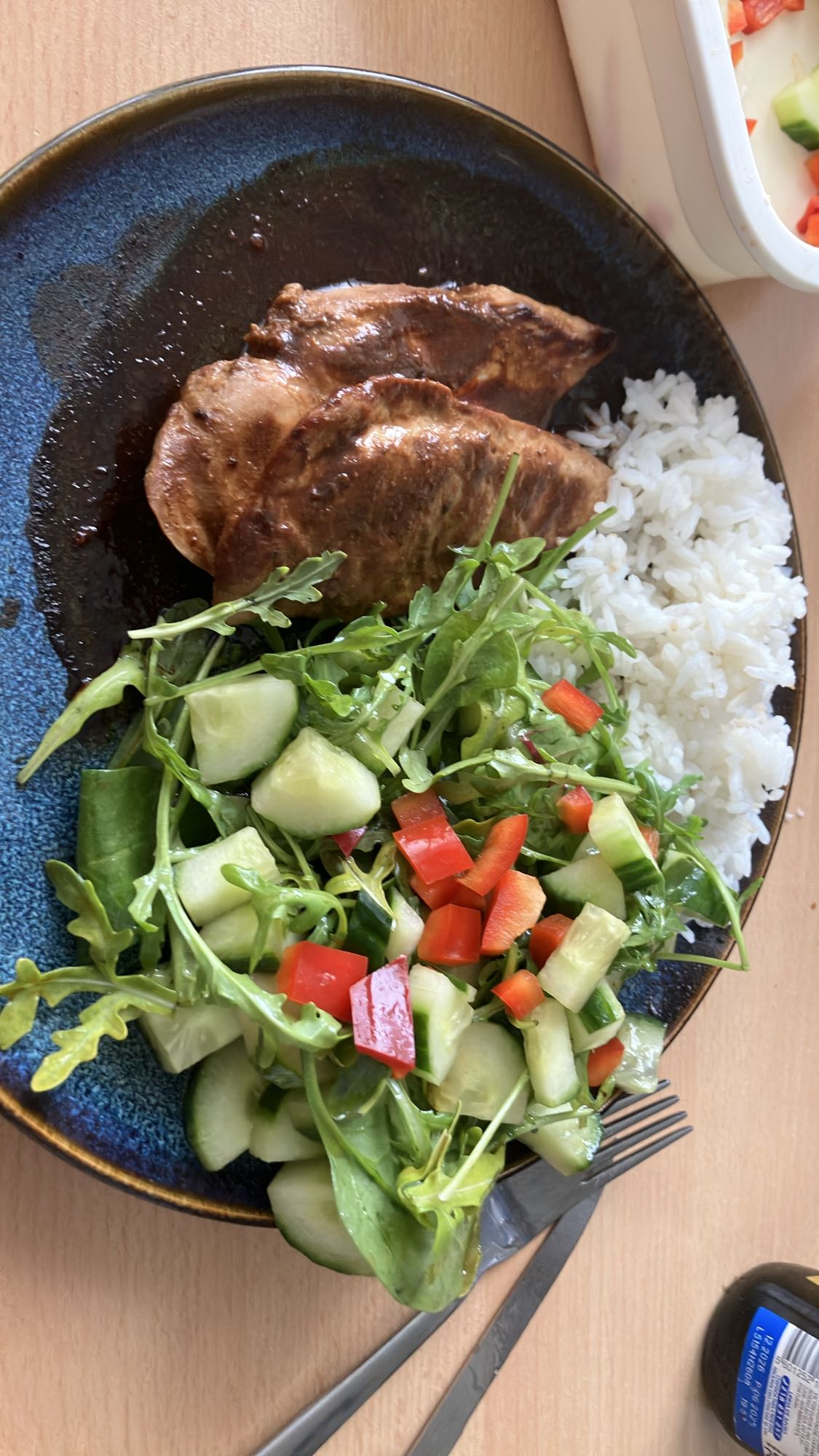 Frango com arroz e salada
