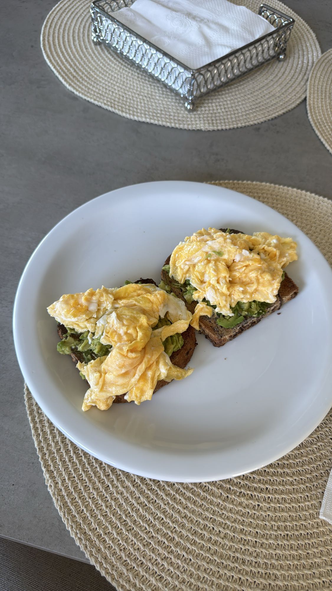 tostadas con huevo y aguacate