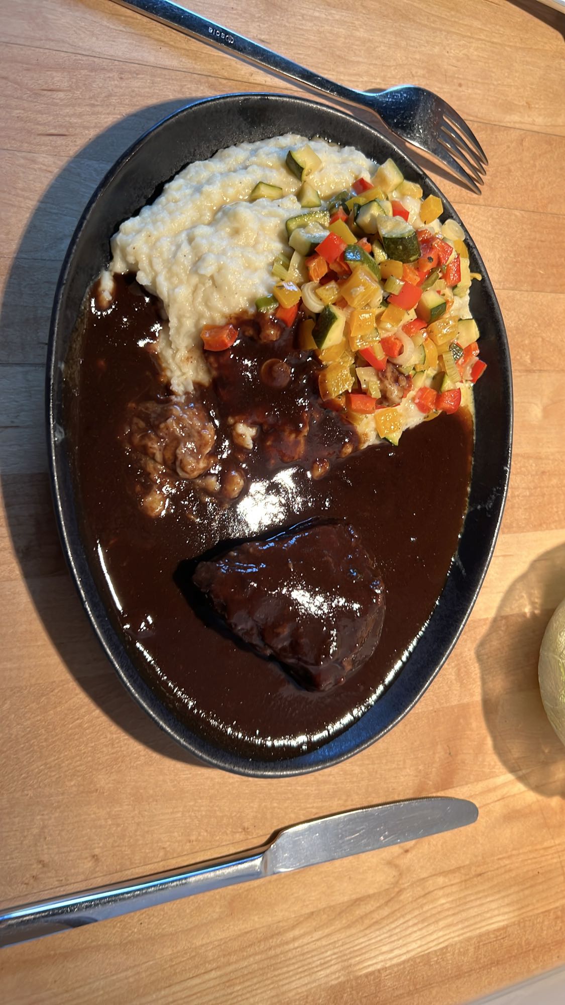 Kalbskopfbäckchen mit Kartoffelstock und Gemüse