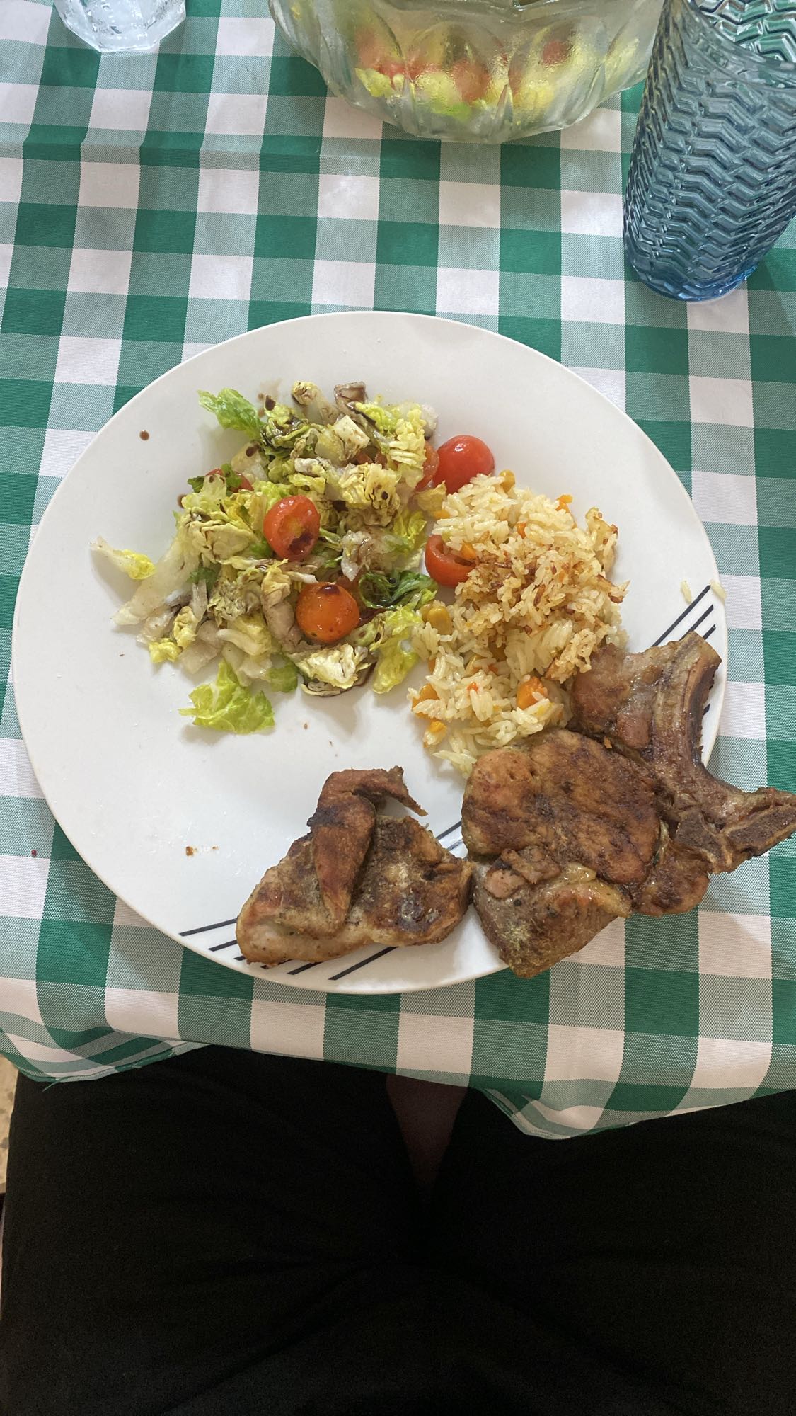 chuletas con arroz y ensalada