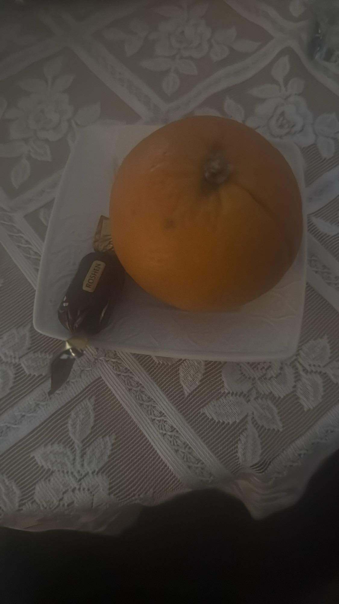 апельсин и конфета