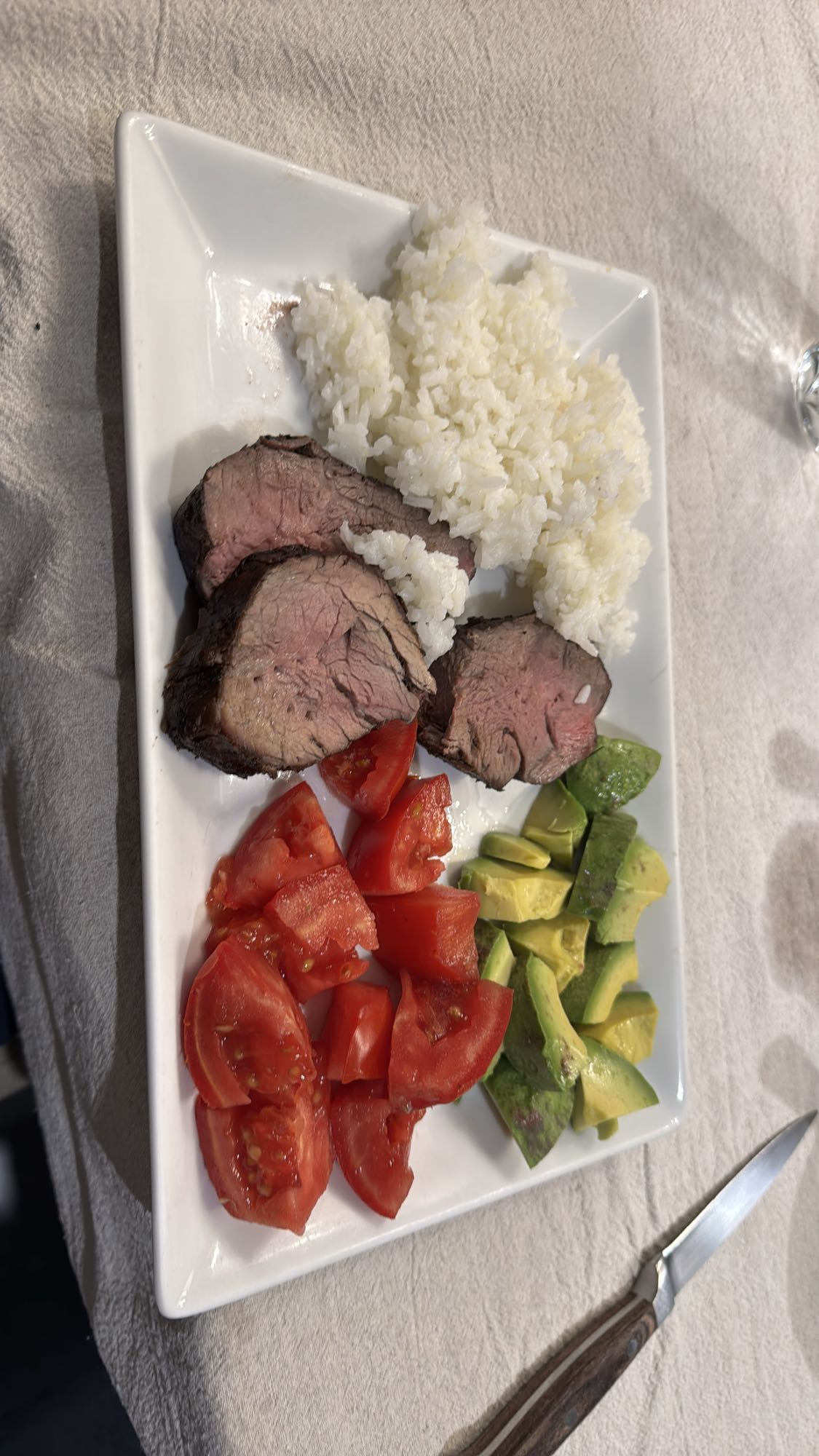 carne con arroz y aguacate