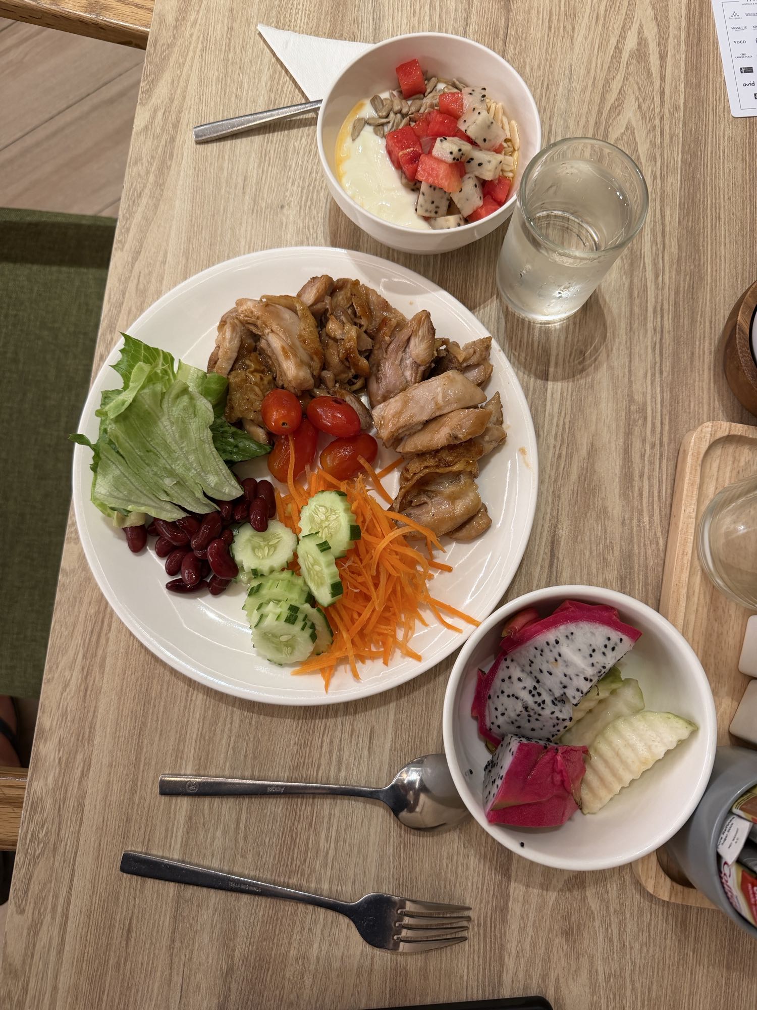 Piatto pollo e frutta