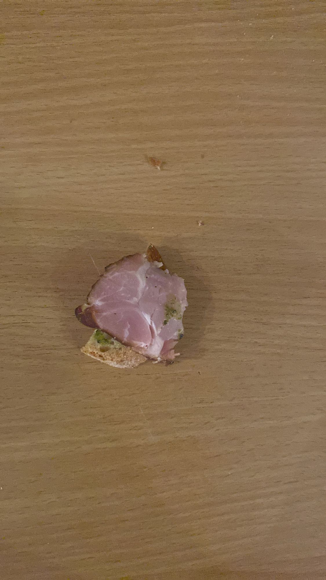 Kęs kanapki z szynką