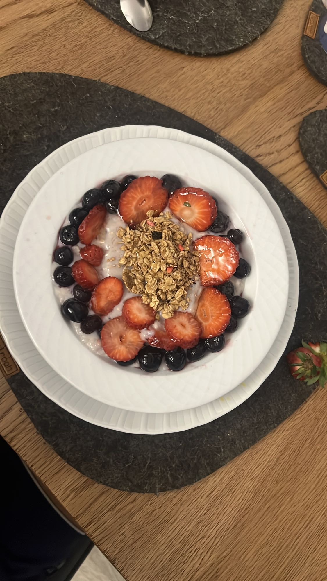 Yogurt con frutti e granola