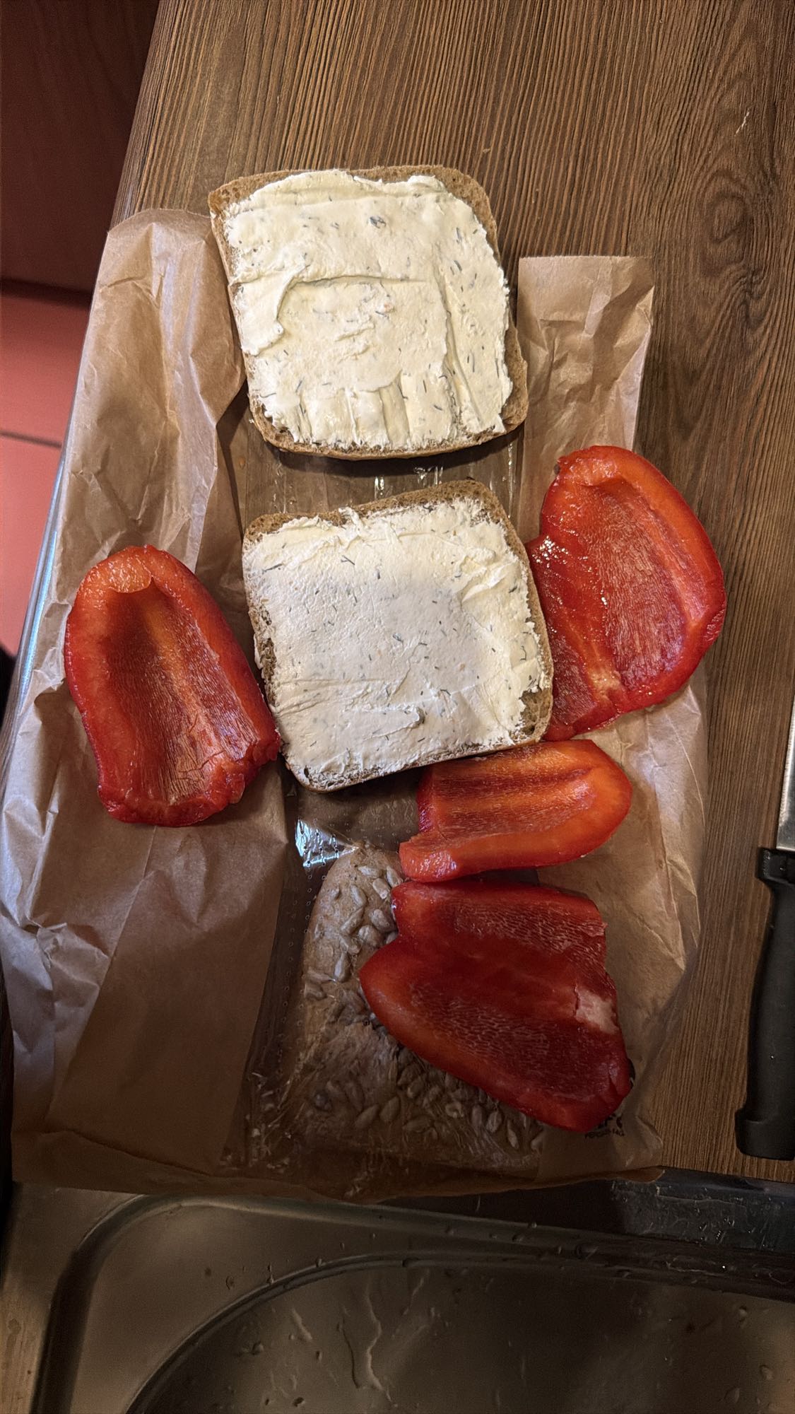 Kanapki z serkiem i papryką