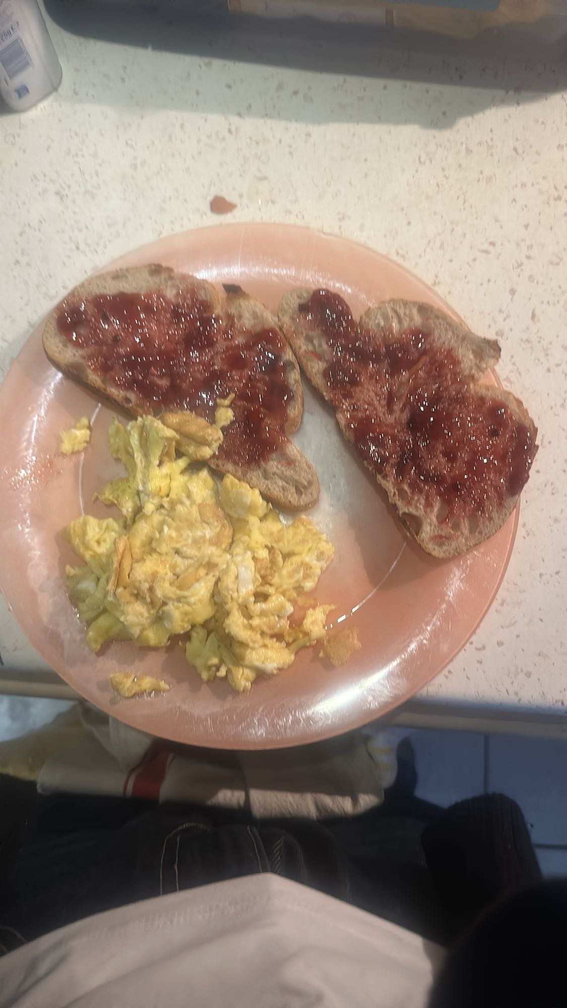 Tartines confiture et œufs