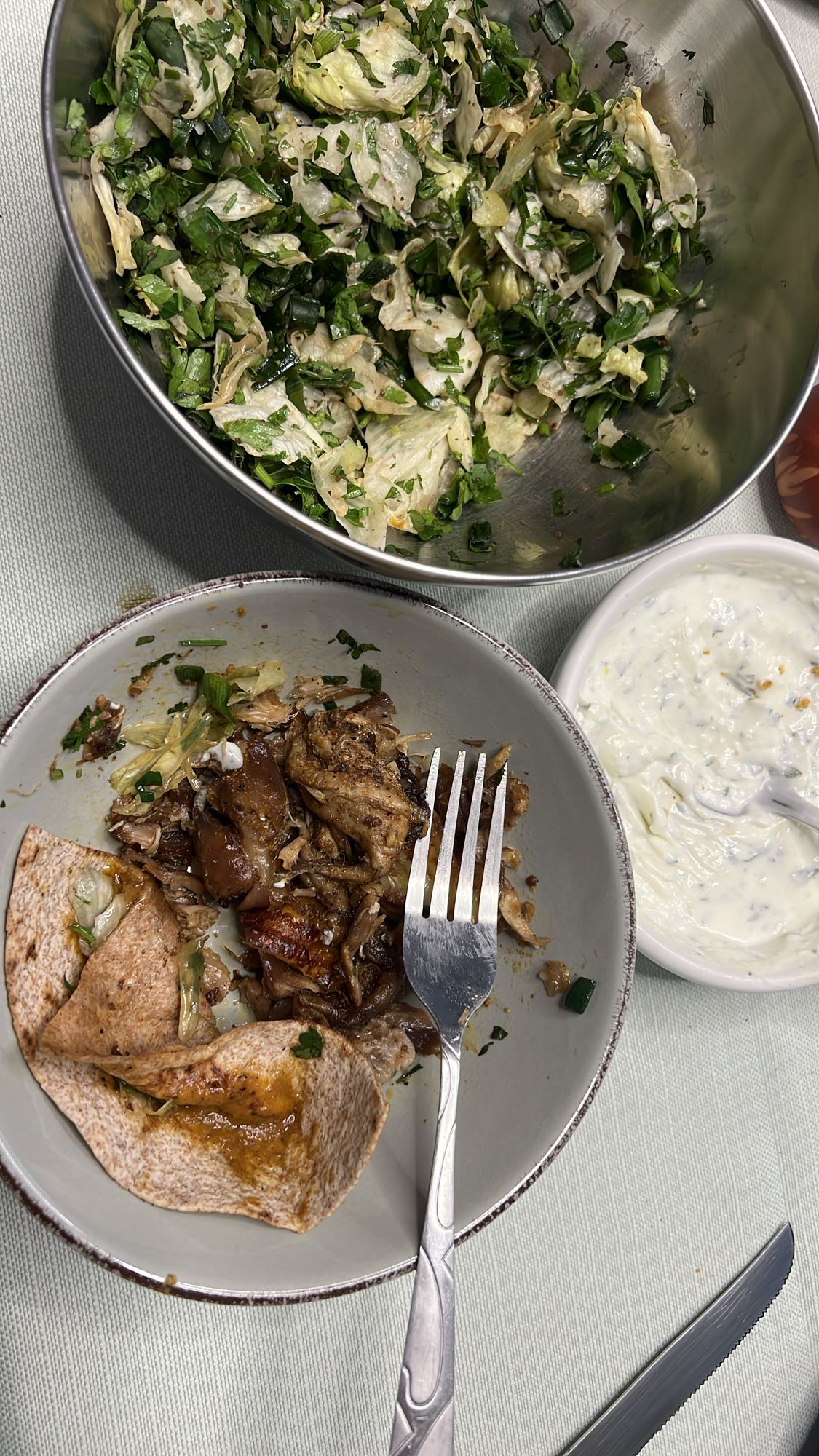 Shaorma cu salata si sos