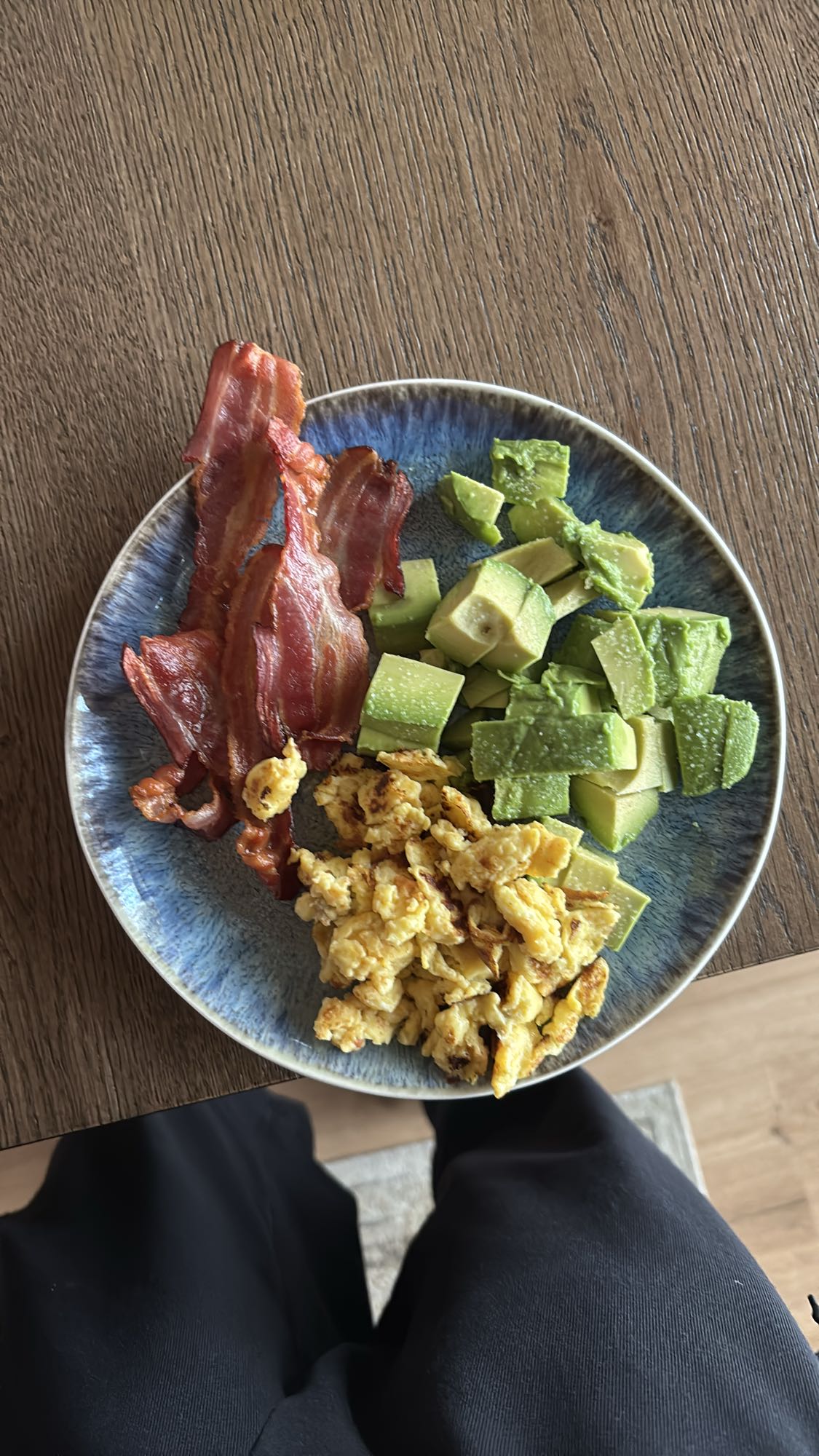 Rührei mit Speck Avocado