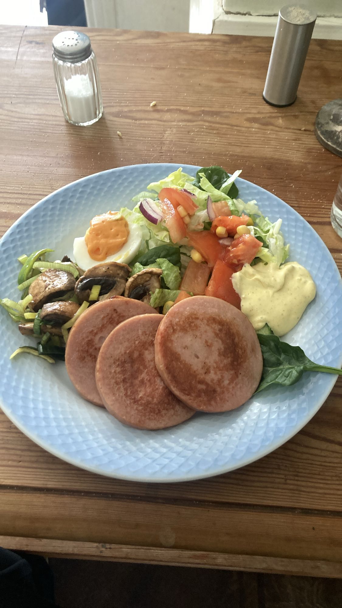 Korv med sallad