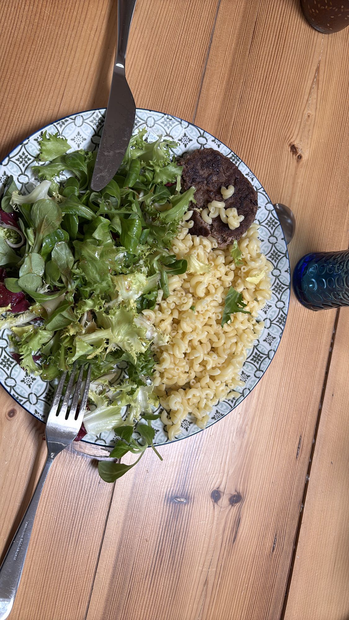 Steak haché pâtes salade