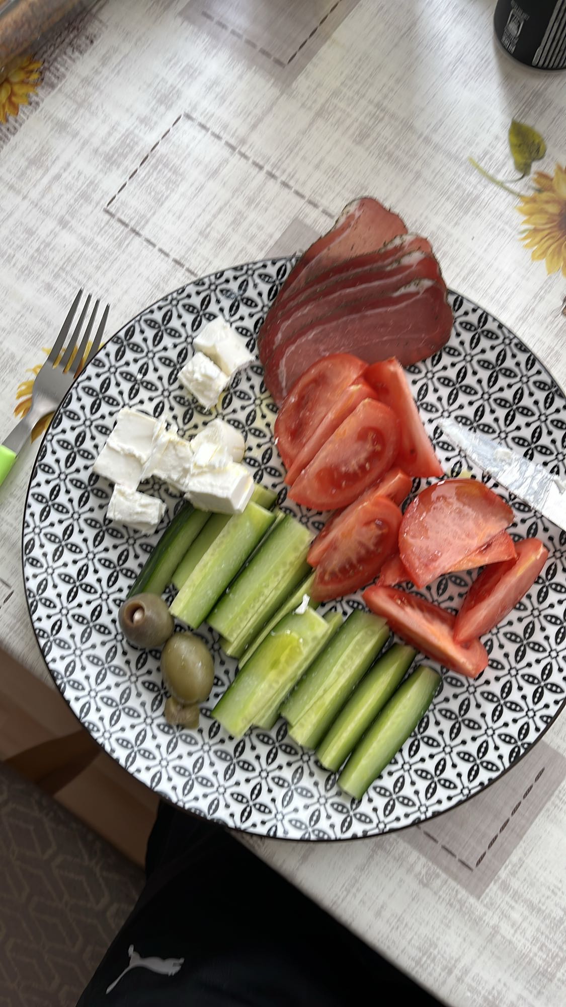 Салата с месо и сирене