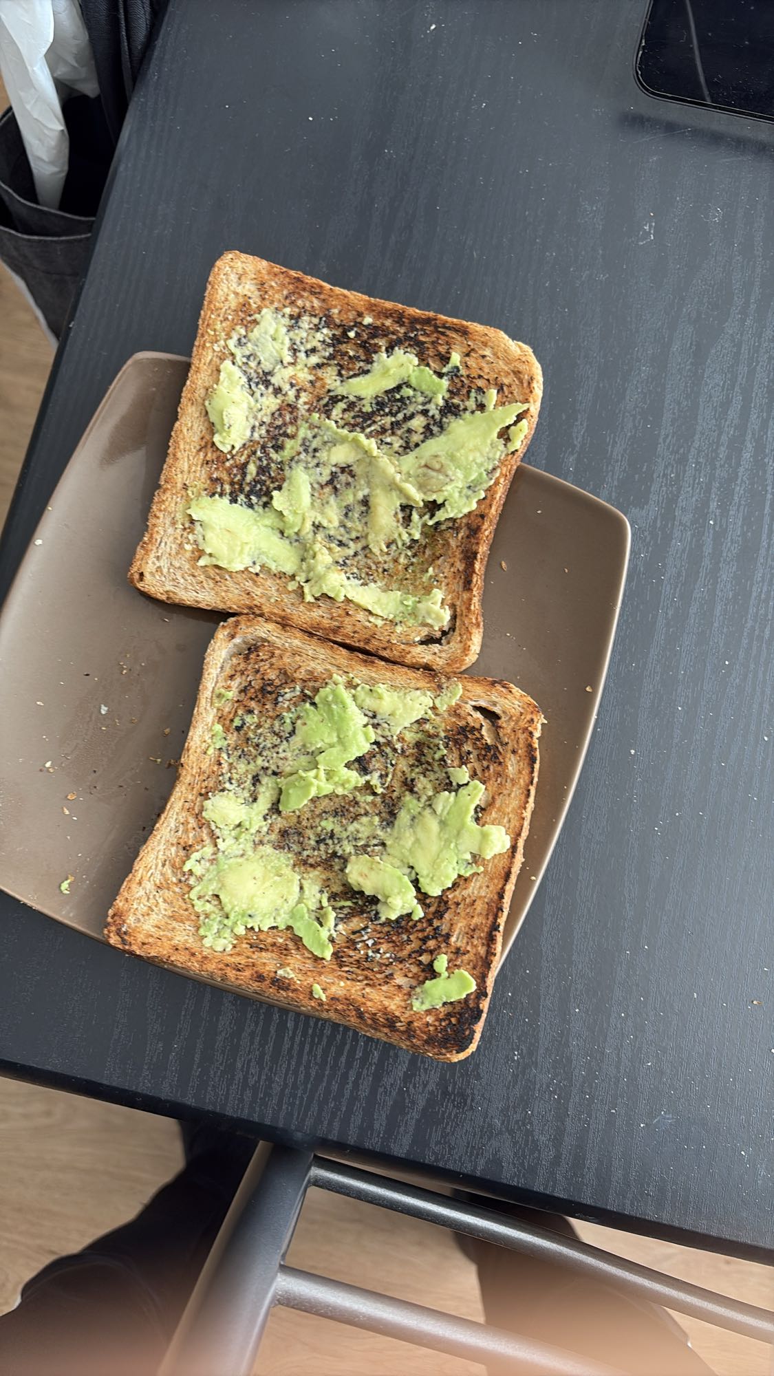 Toast avocat au pain complet grillé
