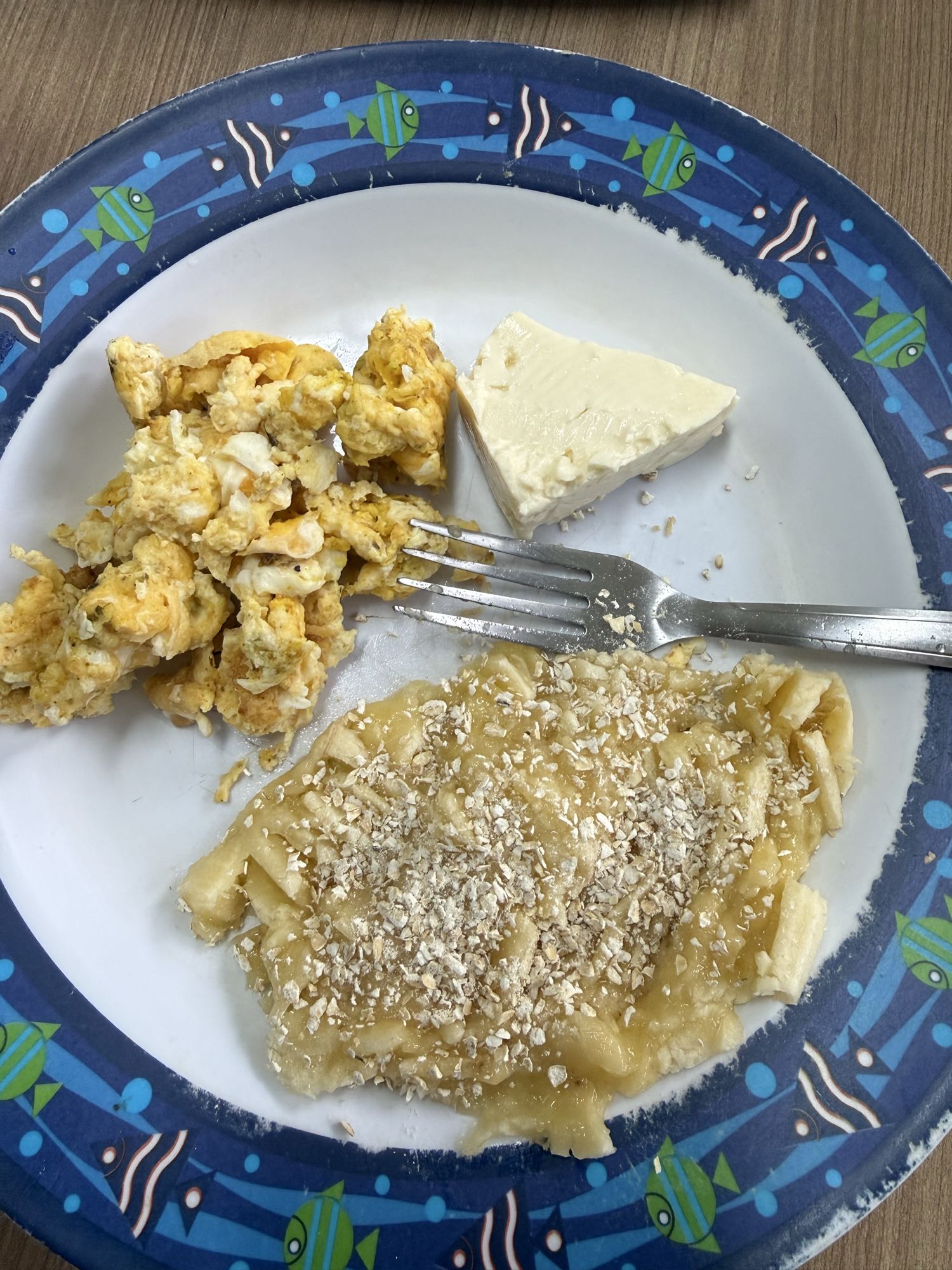 Ovos com banana e queijo