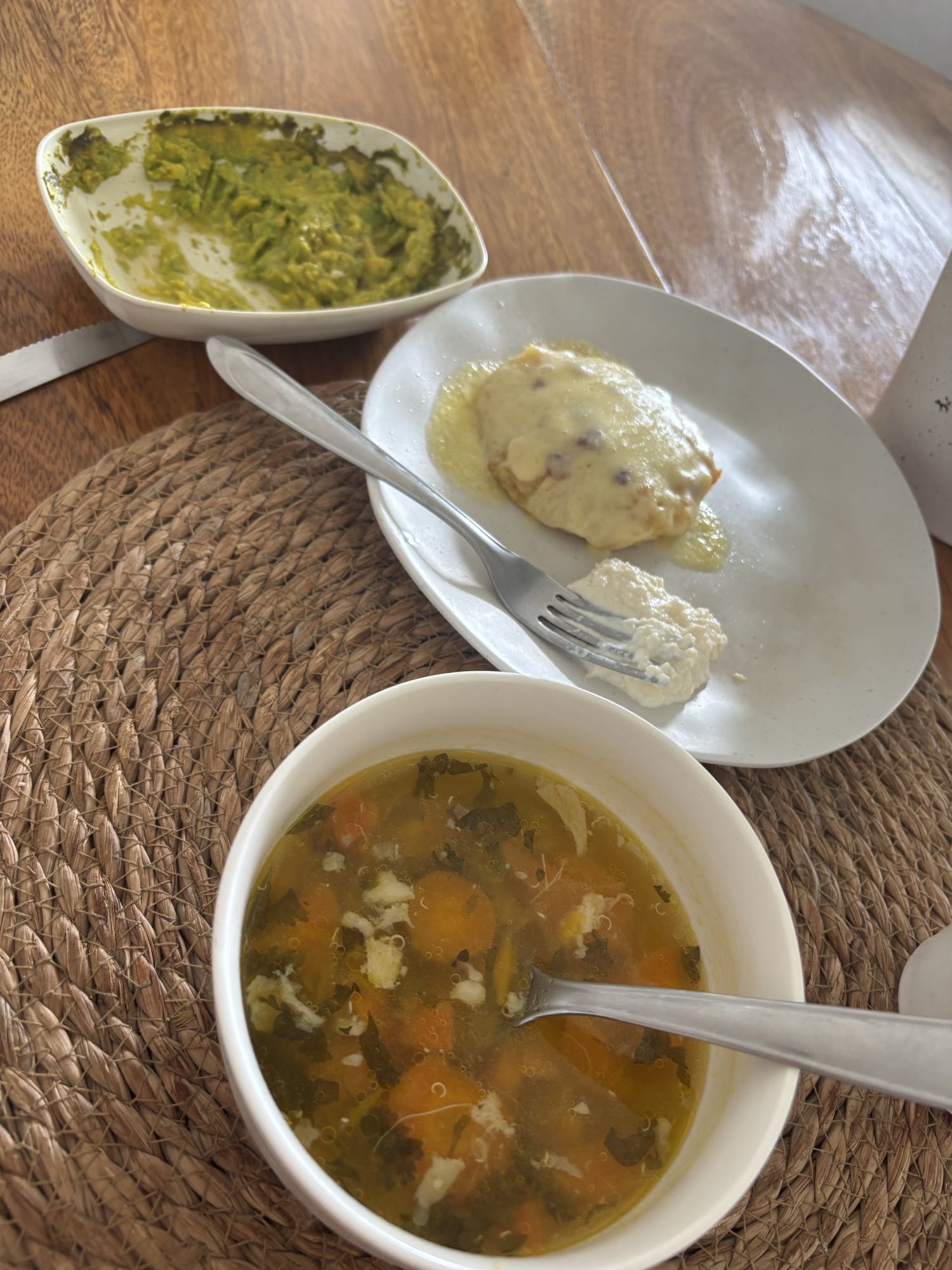 pechuga al horno con queso, cottage, aguacate, tortilla de papa y sopa de pollo con quinua