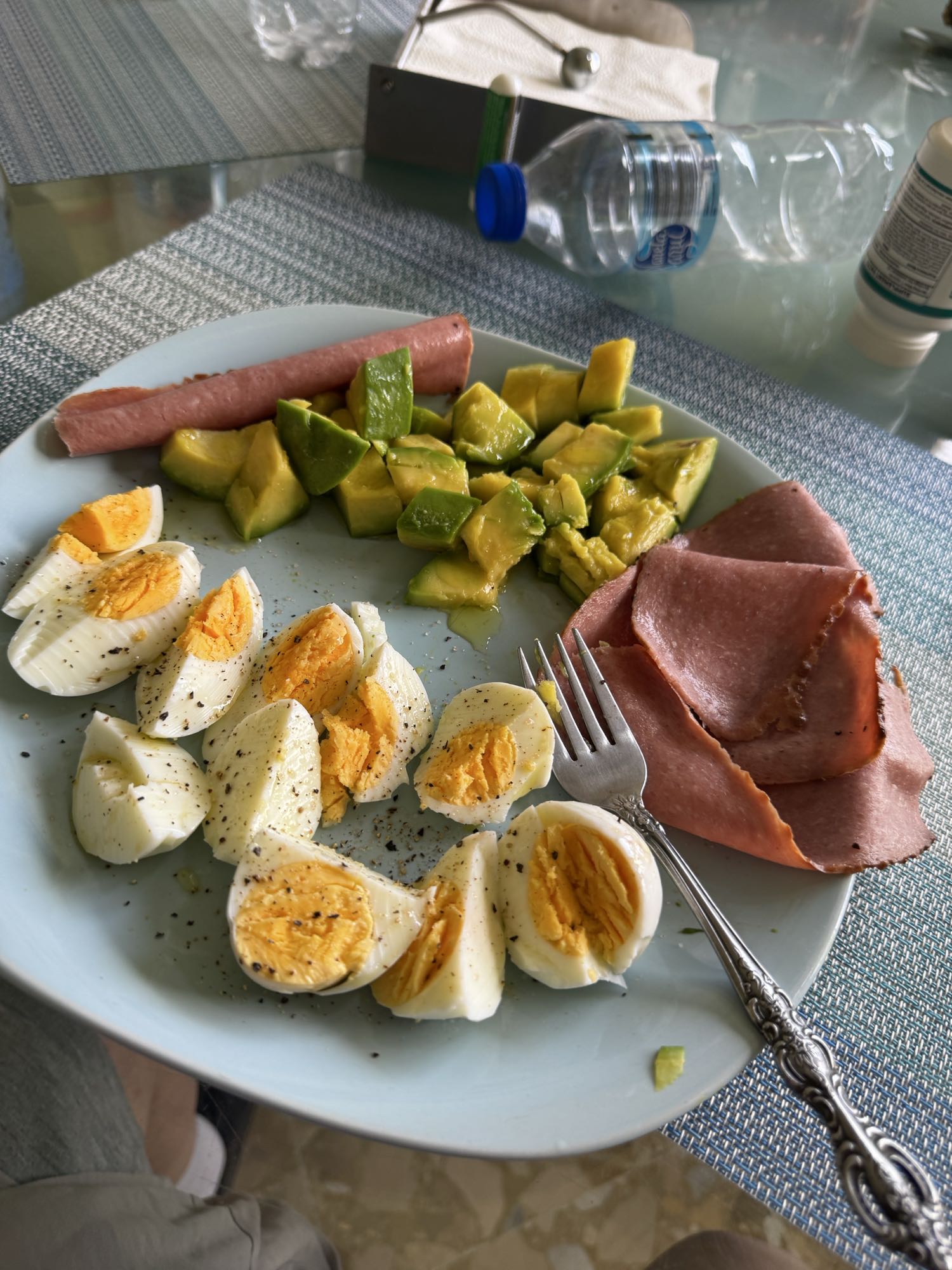 huevos con aguacate y jamón