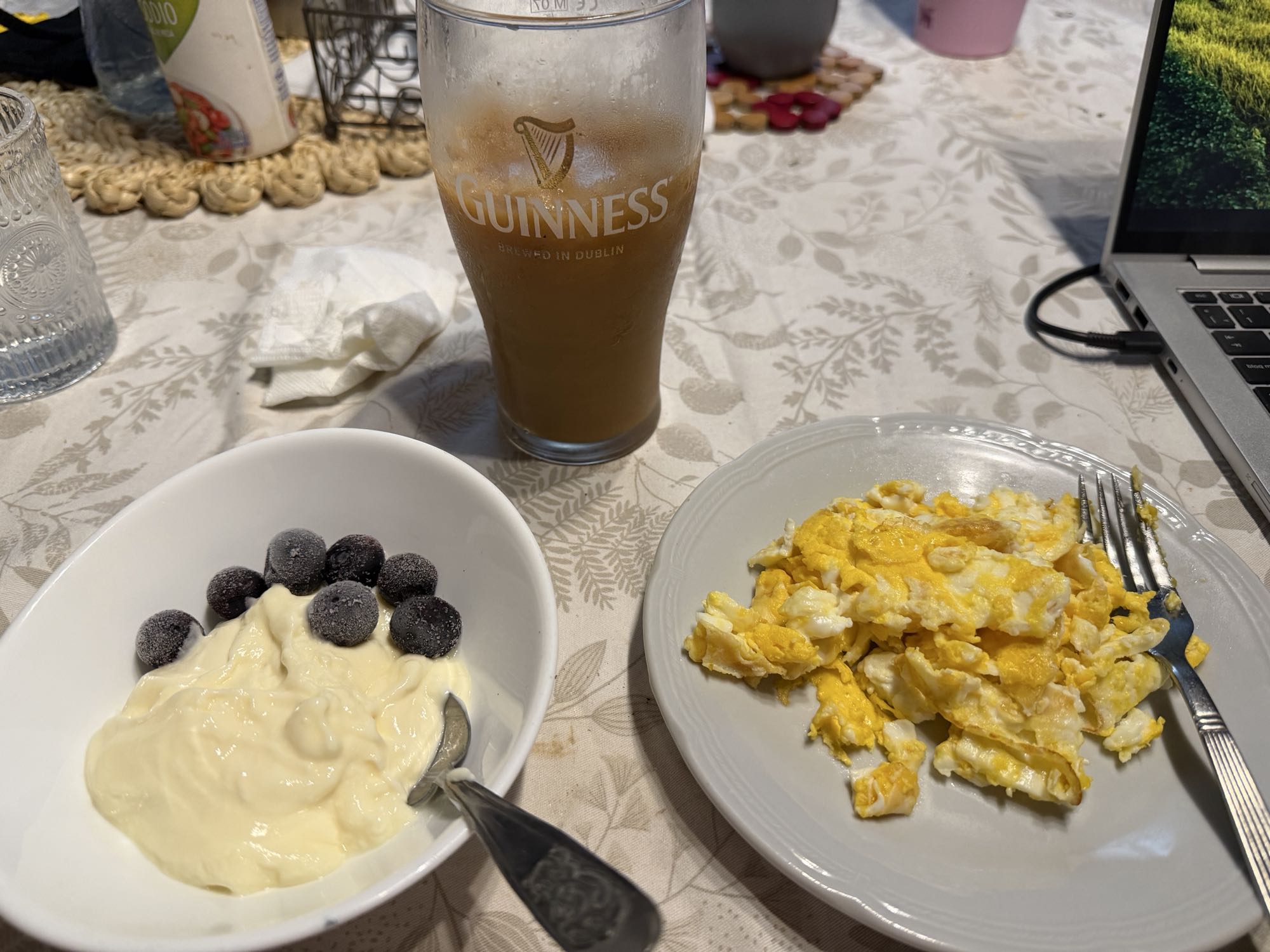 huevos con yogur y arándanos