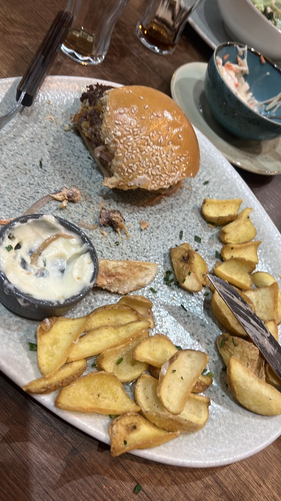 Burger mit Kartoffelecken