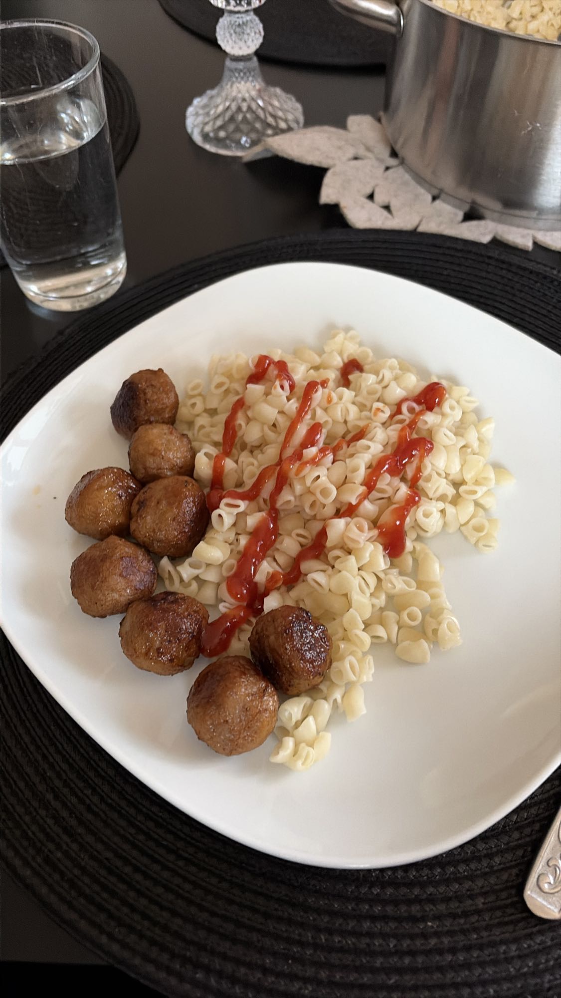 Pasta med köttbullar