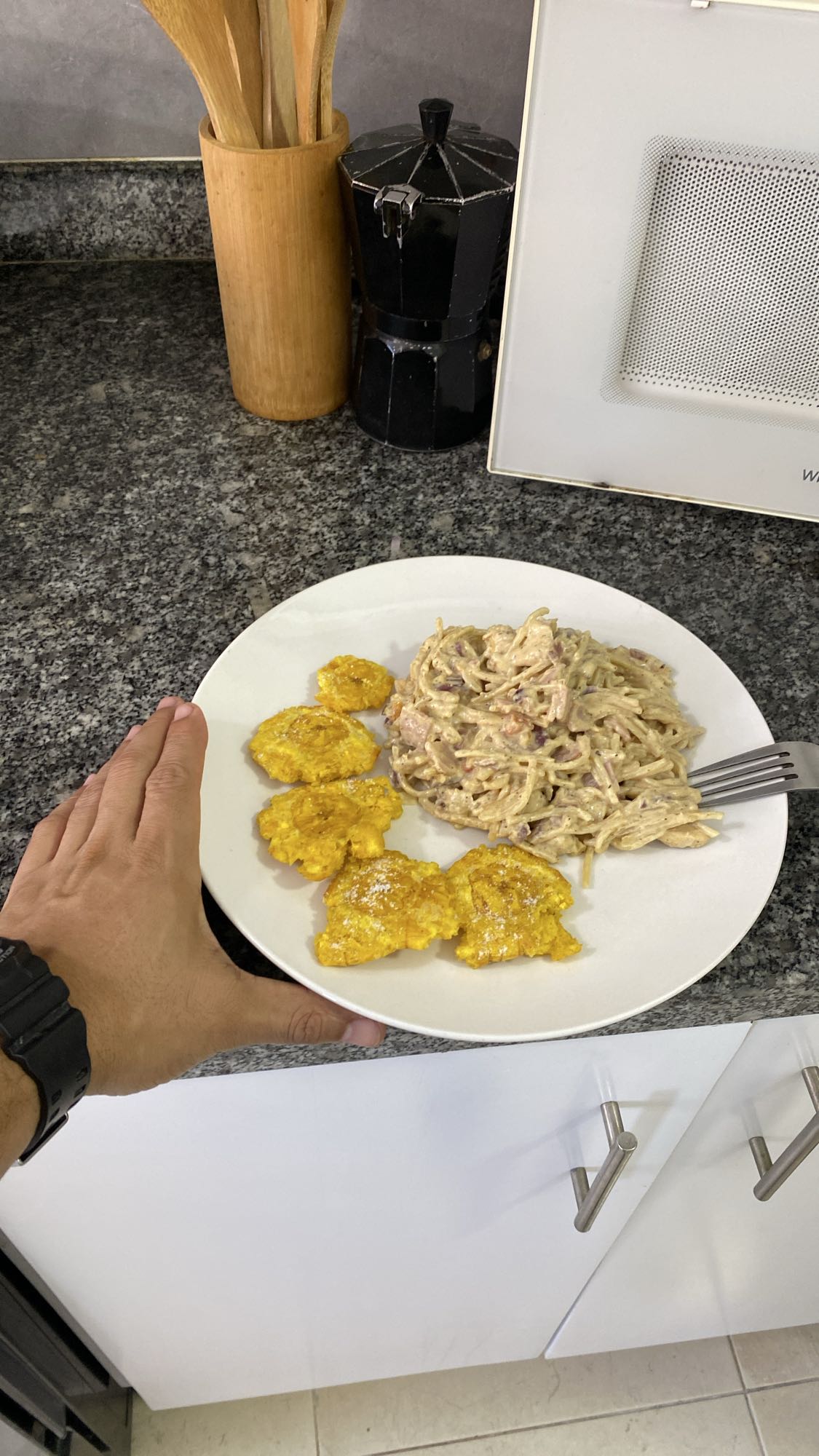 Pasta cremosa con tostones