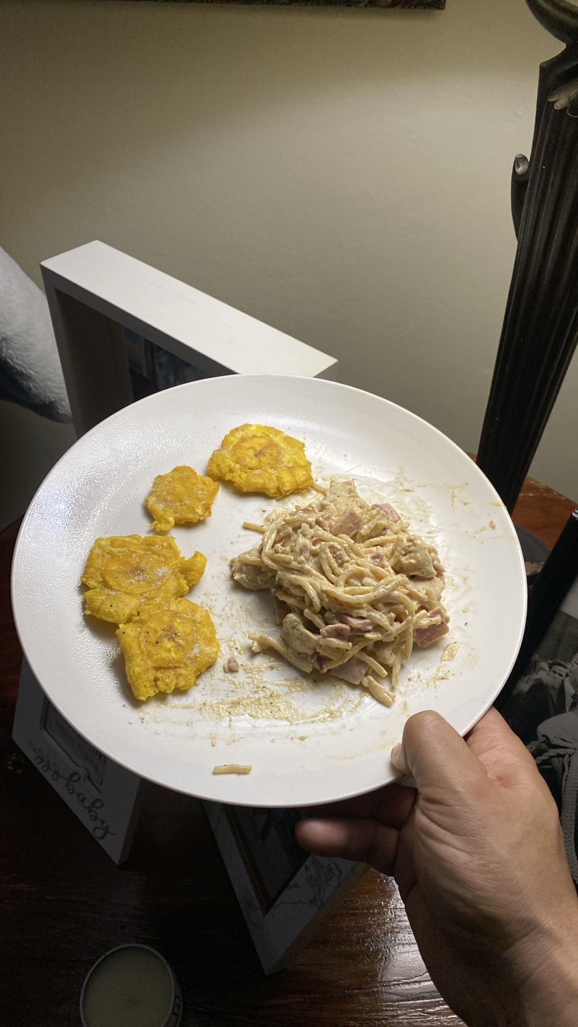 Pasta cremosa con tostones